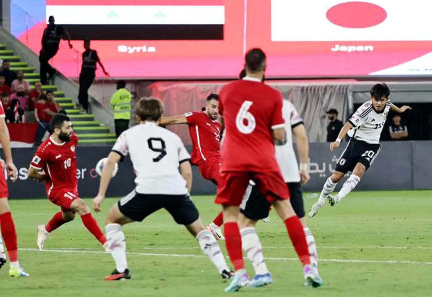 جانب من المواجهة التي جمعت منتخبي اليابان وسوريا ضمن التصفيات الآسيوية المشتركة (الشرق الأوسط)