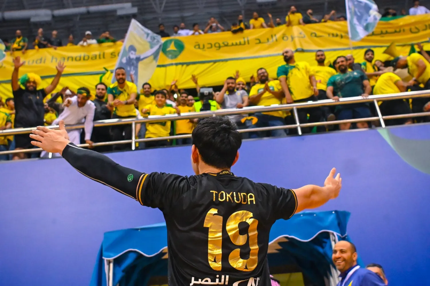 الياباني توكودا يحتفل مع جماهير الخليج بعد نهاية المباراة (الشرق الأوسط)