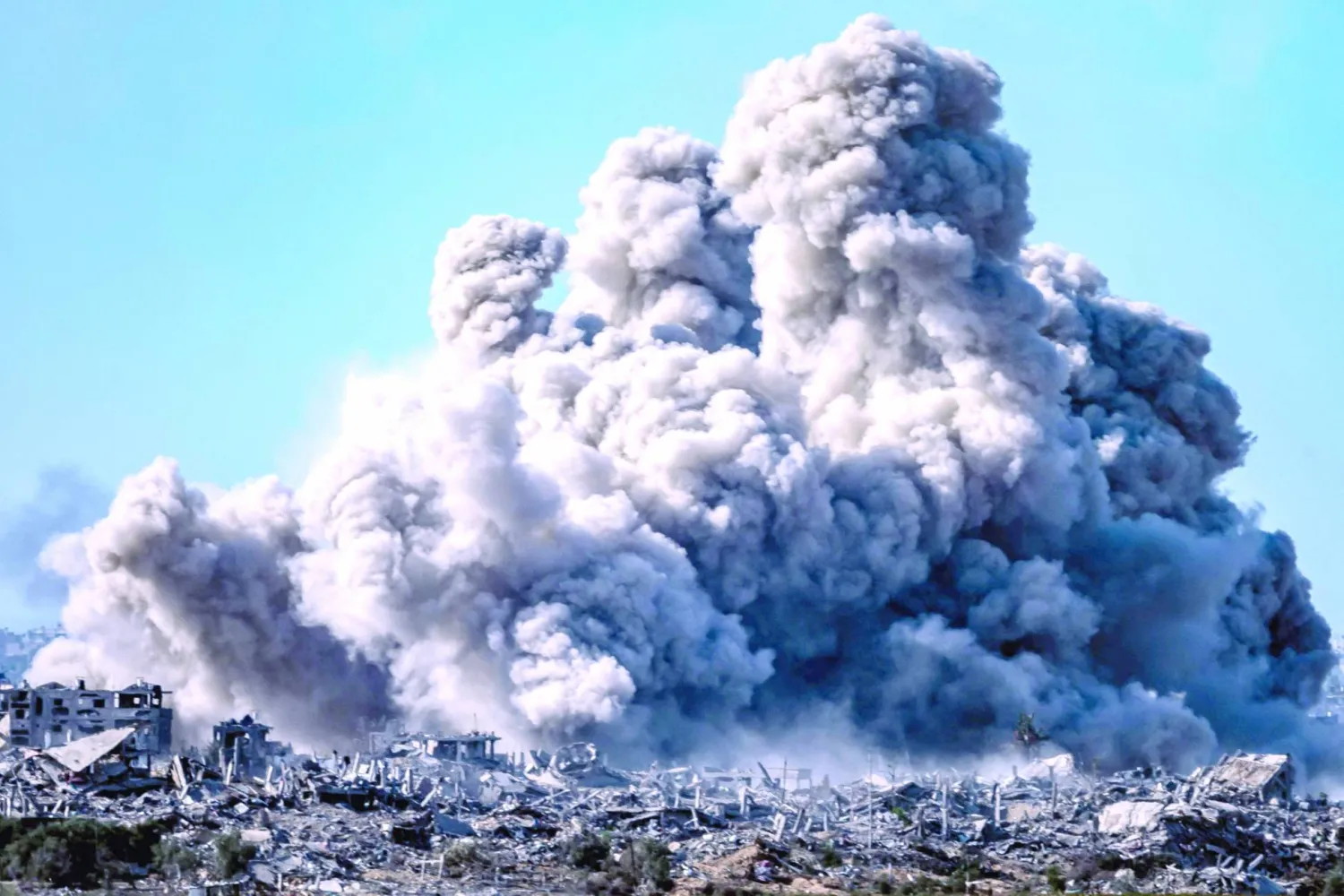 
ألسنة الدخان تتصاعد بعد قصف إسرائيلي على الحدود الشمالية لغزة أمس (أ.ف.ب)