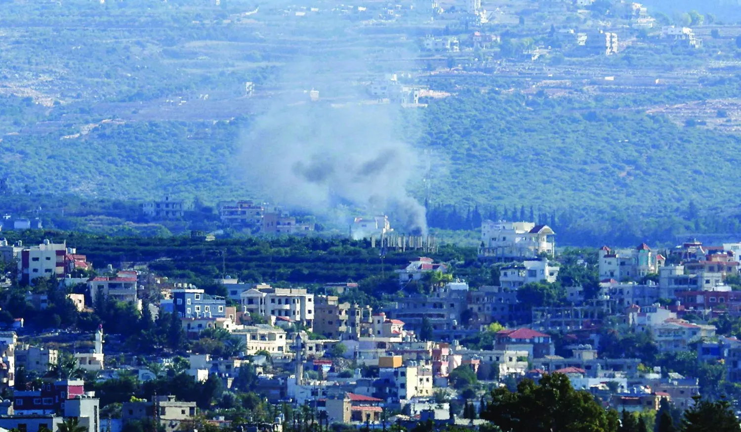 
الدخان يتصاعد من موقع قصفته القوات الإسرائيلية في جنوب لبنان (رويترز)
