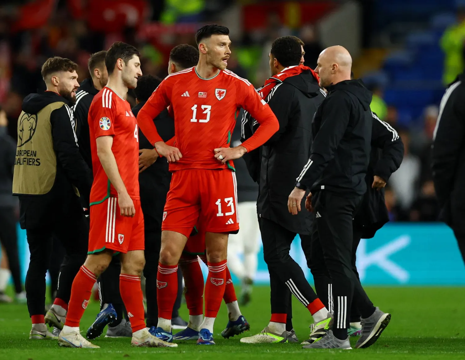 الحزن كان بادياً على لاعبي ويلز عقب خسارة التأهل المباشر لـ«اليورو» (رويترز)