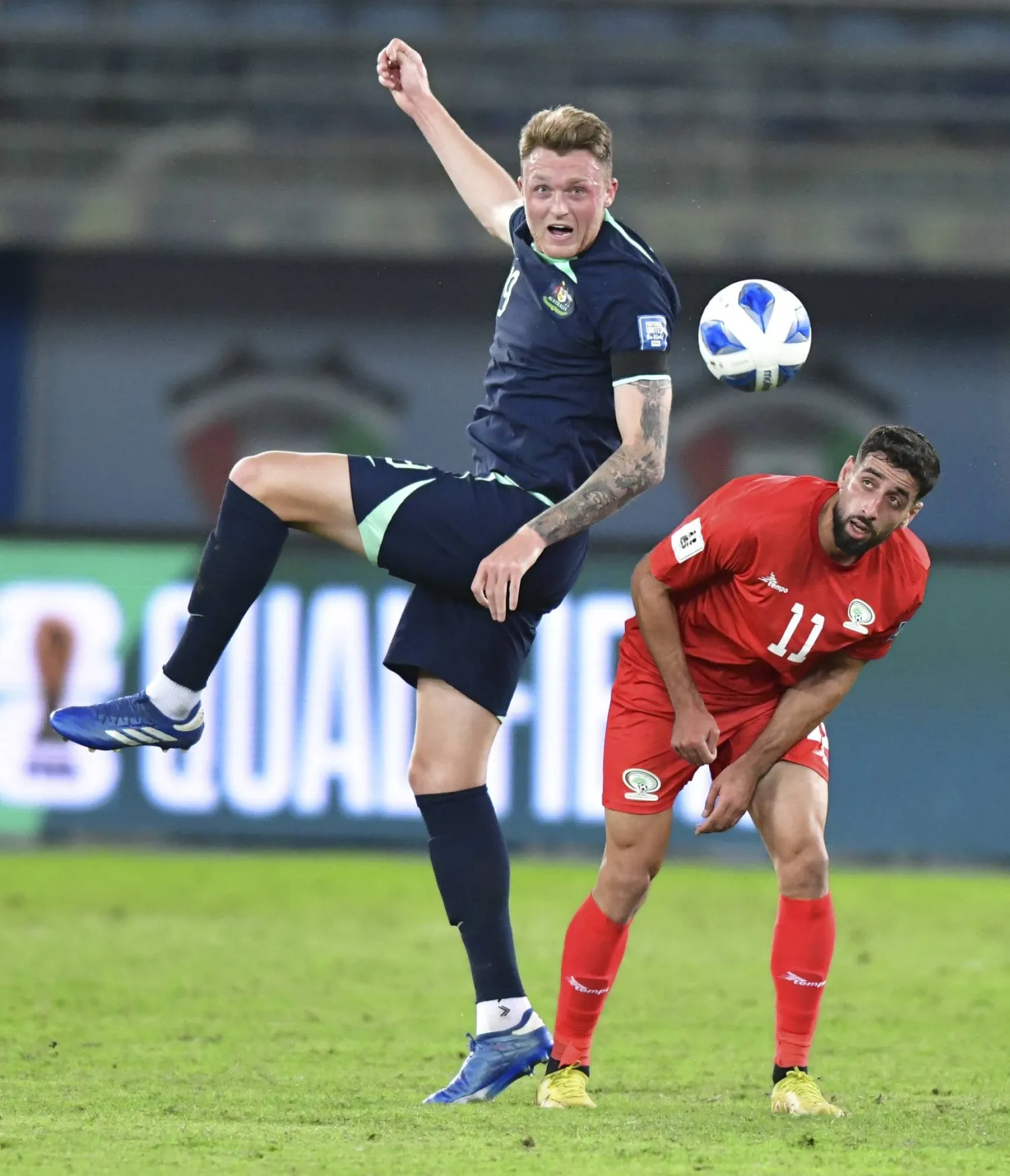 الأسترالي هاري سوتار يسدد في مرمى فلسطين (أ.ب)