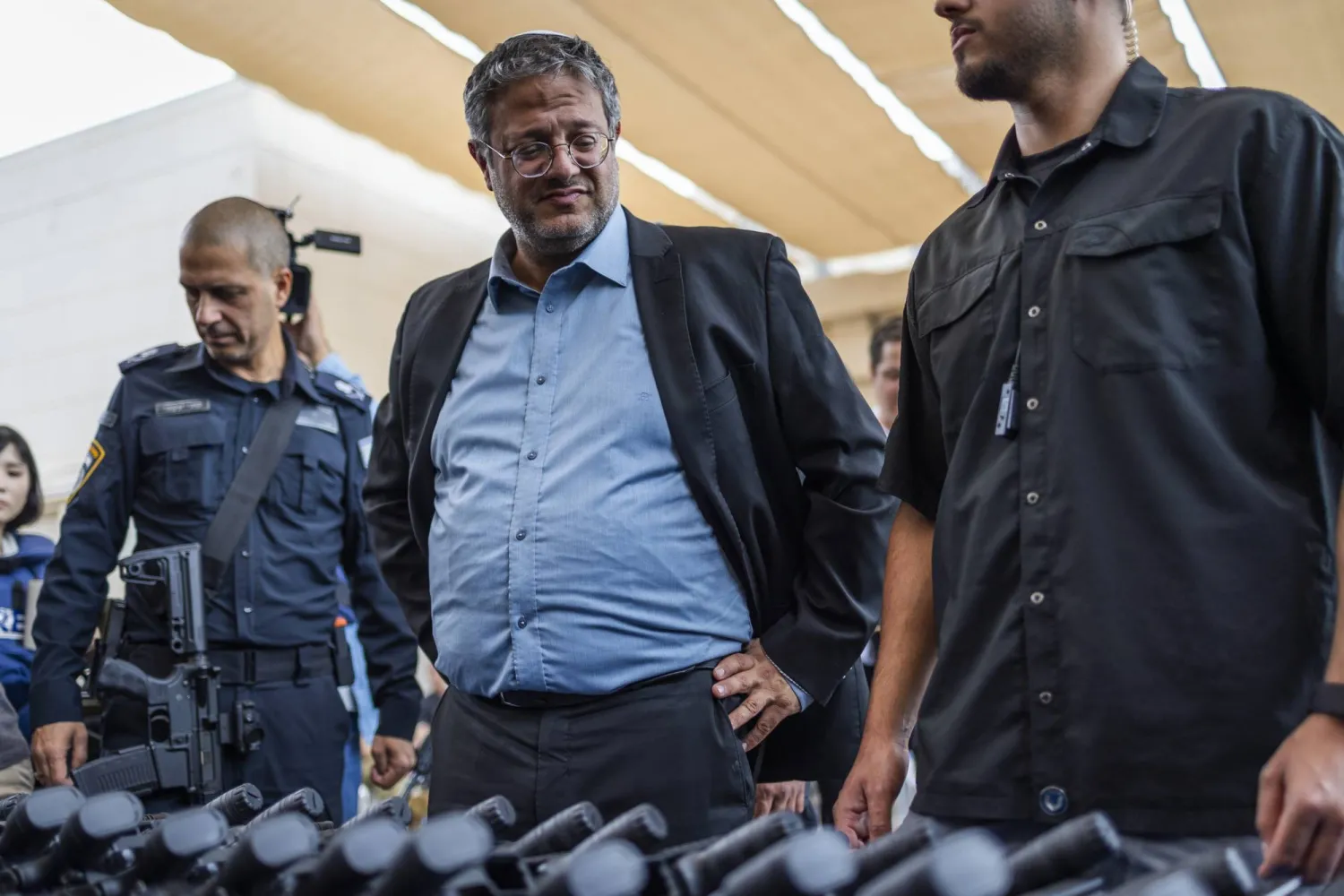 إيتمار بن غفير وزير الأمن القومي الإسرائيلي خلال توزيع بنادق هجومية أوتوماتيكية من طراز «إم 5» على مستوطنين في إسرائيل 27 أكتوبر الماضي (د.ب.أ)