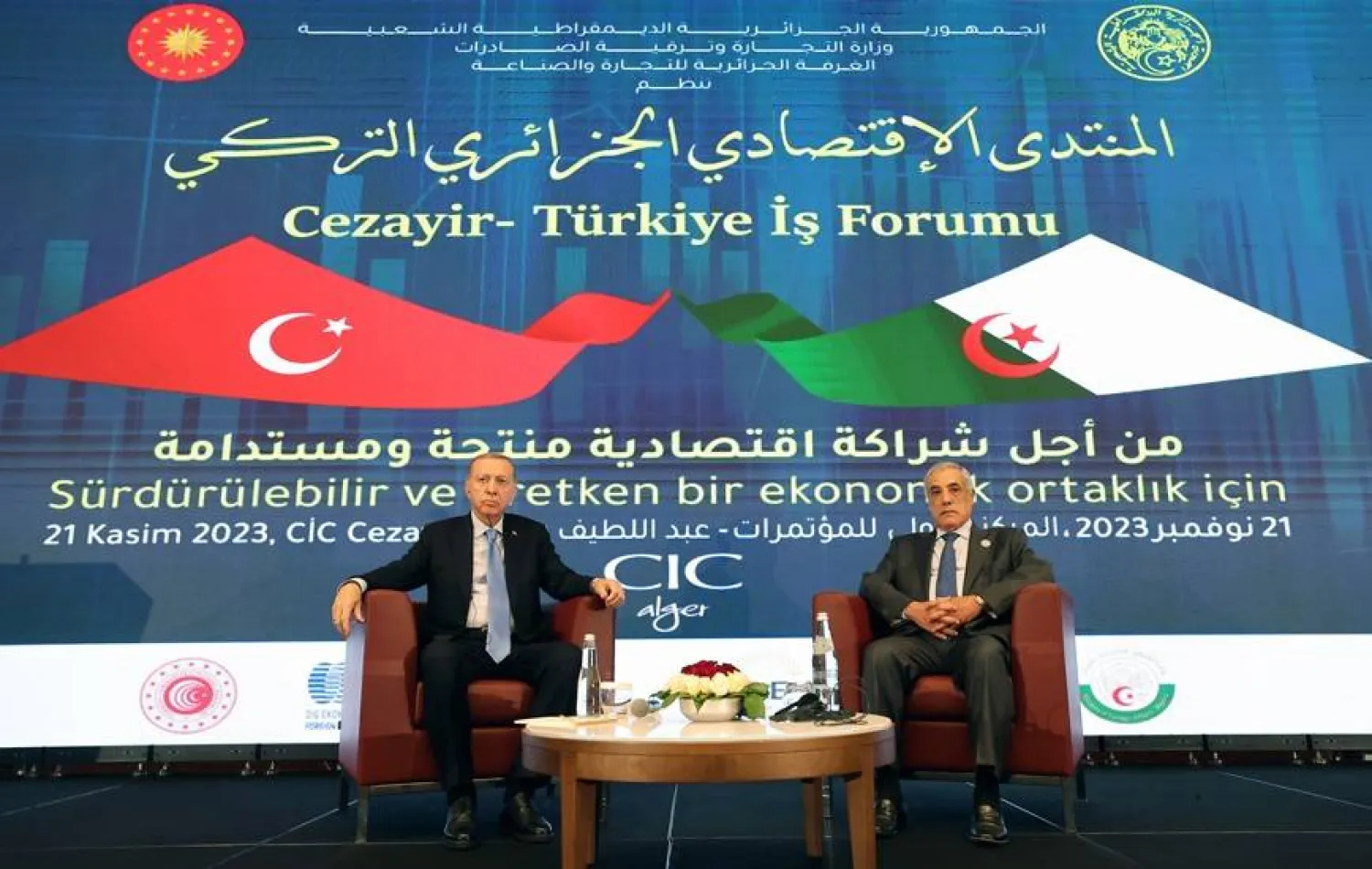 إردوغان ورئيس وزراء الجزائر خلال المنتدى الاقتصادي الثلاثاء (الرئاسة التركية)