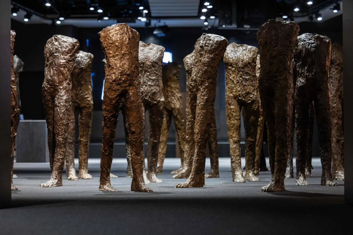 ابتُكرت هذه الأعمال في ظلّ أجواء الصدمة والعجز بعد الحرب العالمية الثانية (أ.ف.ب)