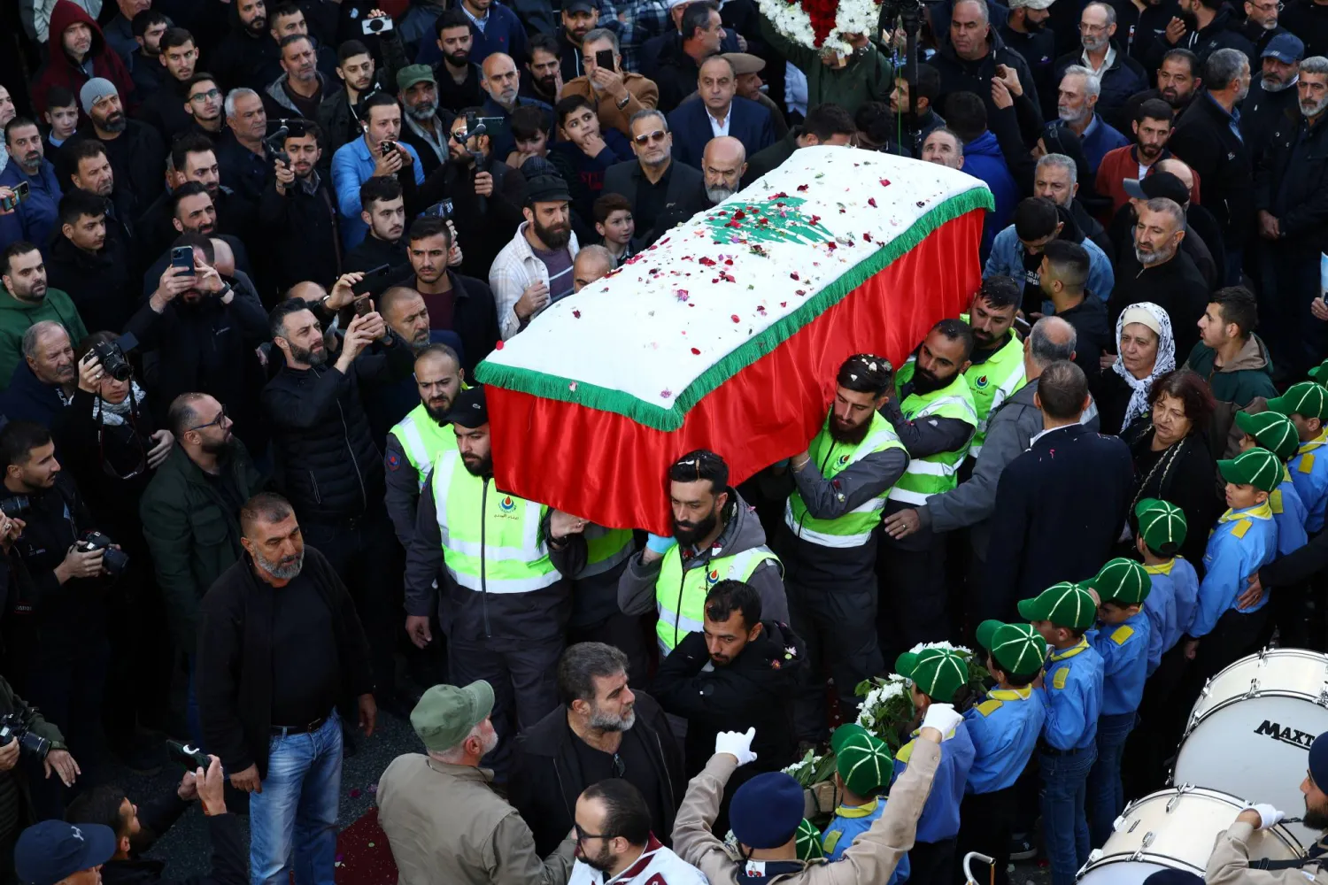 جانب من موكب تشييع الإعلامية فرح عمر بقرية مشغرة بمحافظة البقاع اليوم (رويترز)