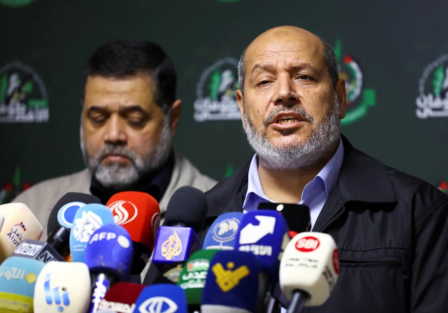 Hamas'ın Lübnan'daki yetkilisi Halil el-Hayye ve Lübnan'daki temsilcisi Usame Hamdan, Nasrallah ile görüşmelerinin ardından gazetecilere açıklamalarda bulundular. (Reuters)