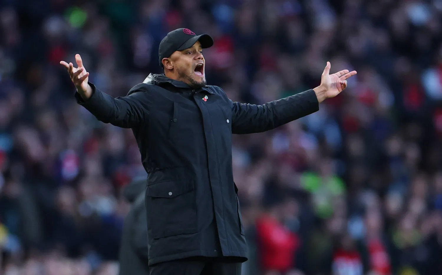 لا يزال بيرنلي يدعم مديره الفني الشاب فنسنت كومباني بفضل المهمة الرائعة التي قام بها الموسم الماضي (رويترز)