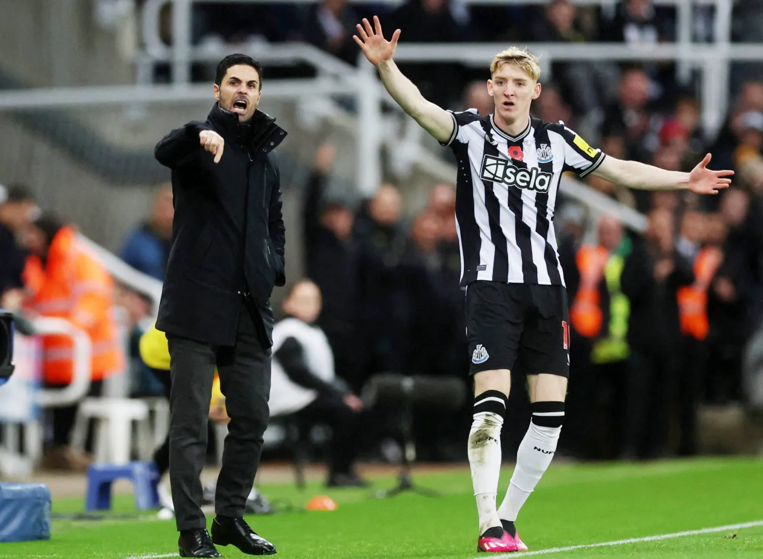 أرتيتا مدرب الأرسنال خلال إعتراضه على هدف غوردون لاعب نيوكاسل في الدوري الإنجليزي (رويترز)