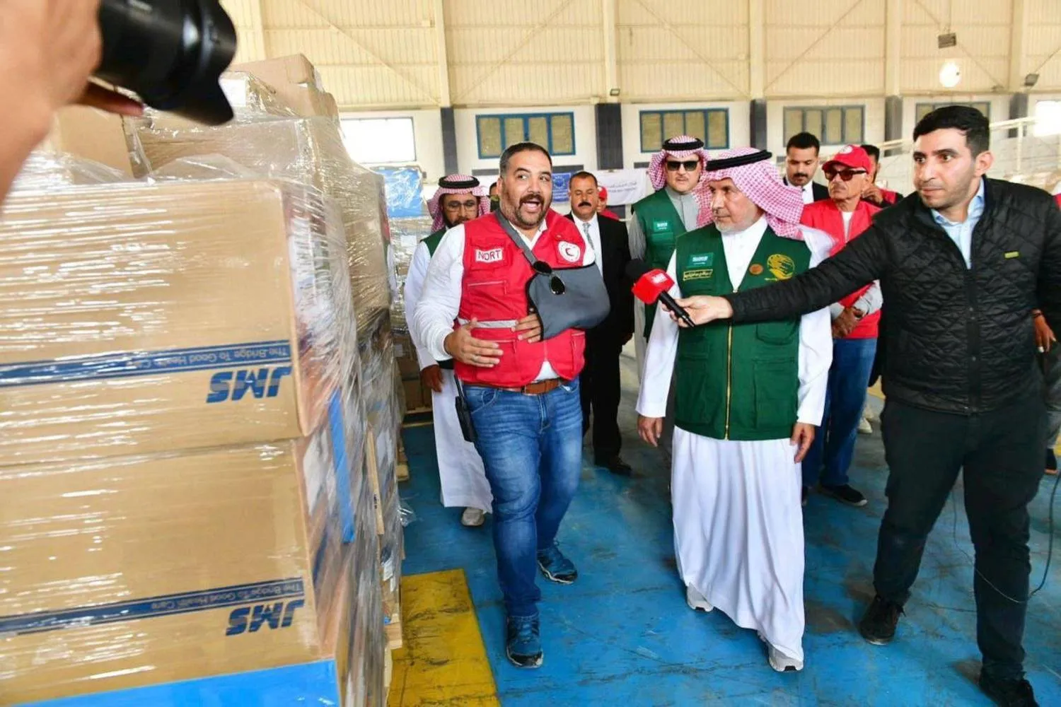 Dr. Abdullah Al-Rabeeah inspects Saudi humanitarian assistance to be sent to the people of Gaza. (KSrelief) 