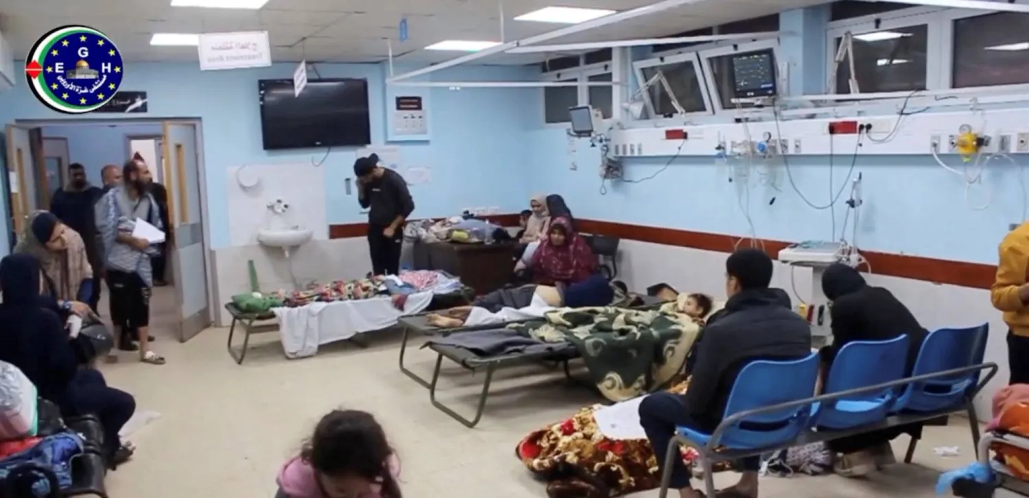 مرضى من المستشفى الإندونيسي يصلون إلى مستشفى غزة الأوروبي في خان يونس (رويترز)