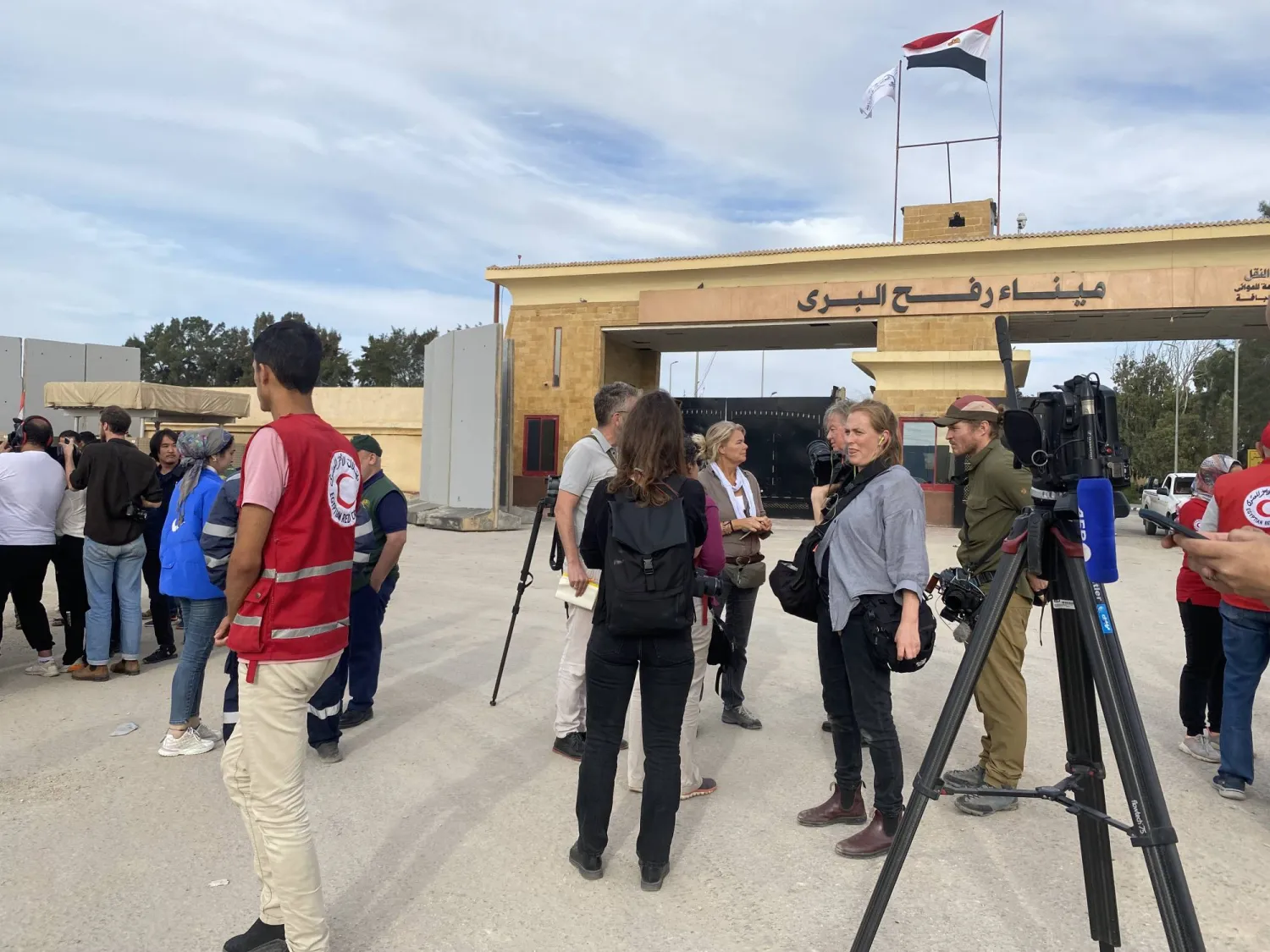 معبر رفع من الجانب المصري تحول إلى تجمع دولي لنقل مأساة غزة إلى العالم (الشرق الأوسط)