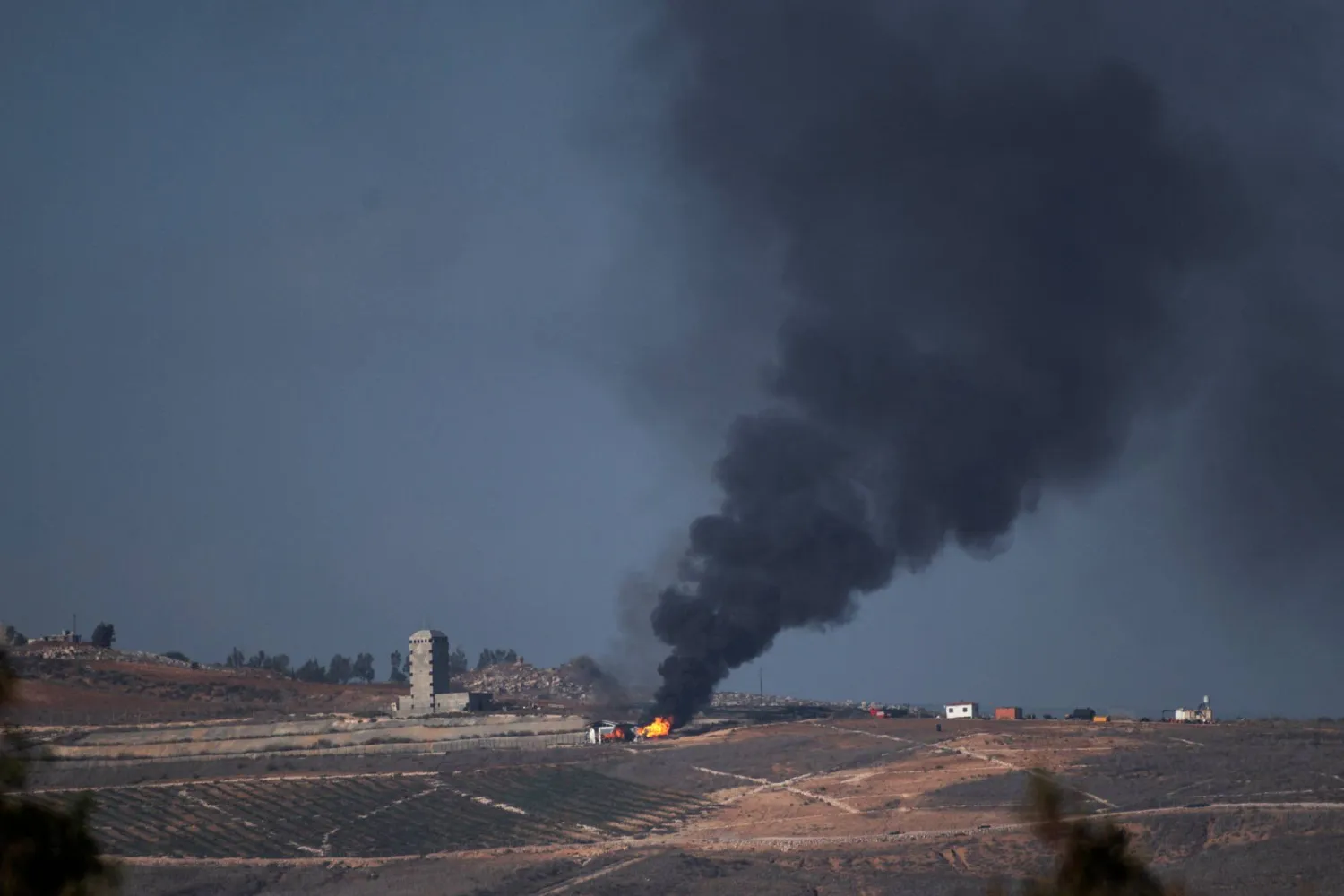 الدخان يتصاعد على الجانب اللبناني من الحدود الإسرائيلية اللبنانية (رويترز)