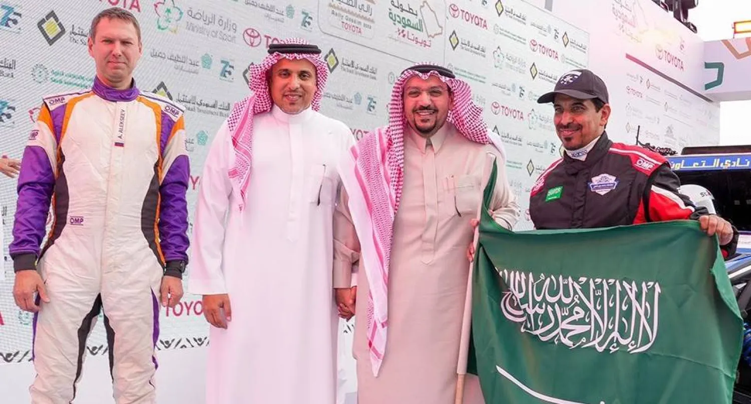 أمير منطقة القصيم يمنح شارة البداية وبجواره الأمير خالد بن سلطان العبد الله الفيصل (اتحاد السيارات السعودي)