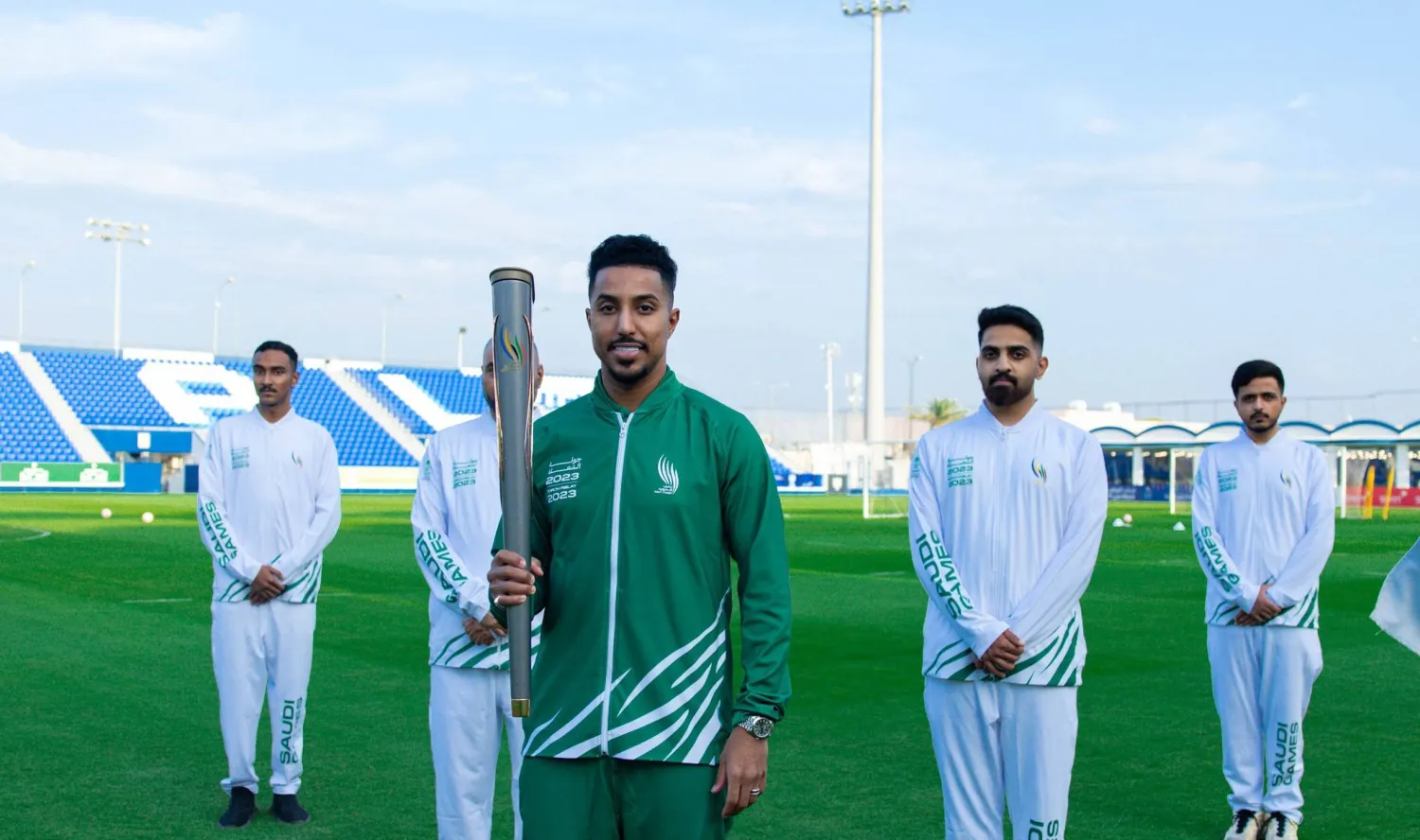 سالم الدوسري يحمل شعلة دورة الألعاب السعودية (نادي الهلال)