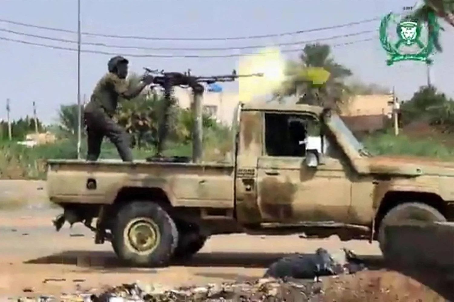 جندي في الجيش السوداني خلال إطلاقه النار باتجاه قوات «الدعم السريع» في أمدرمان (أرشيفية: أ.ف.ب)