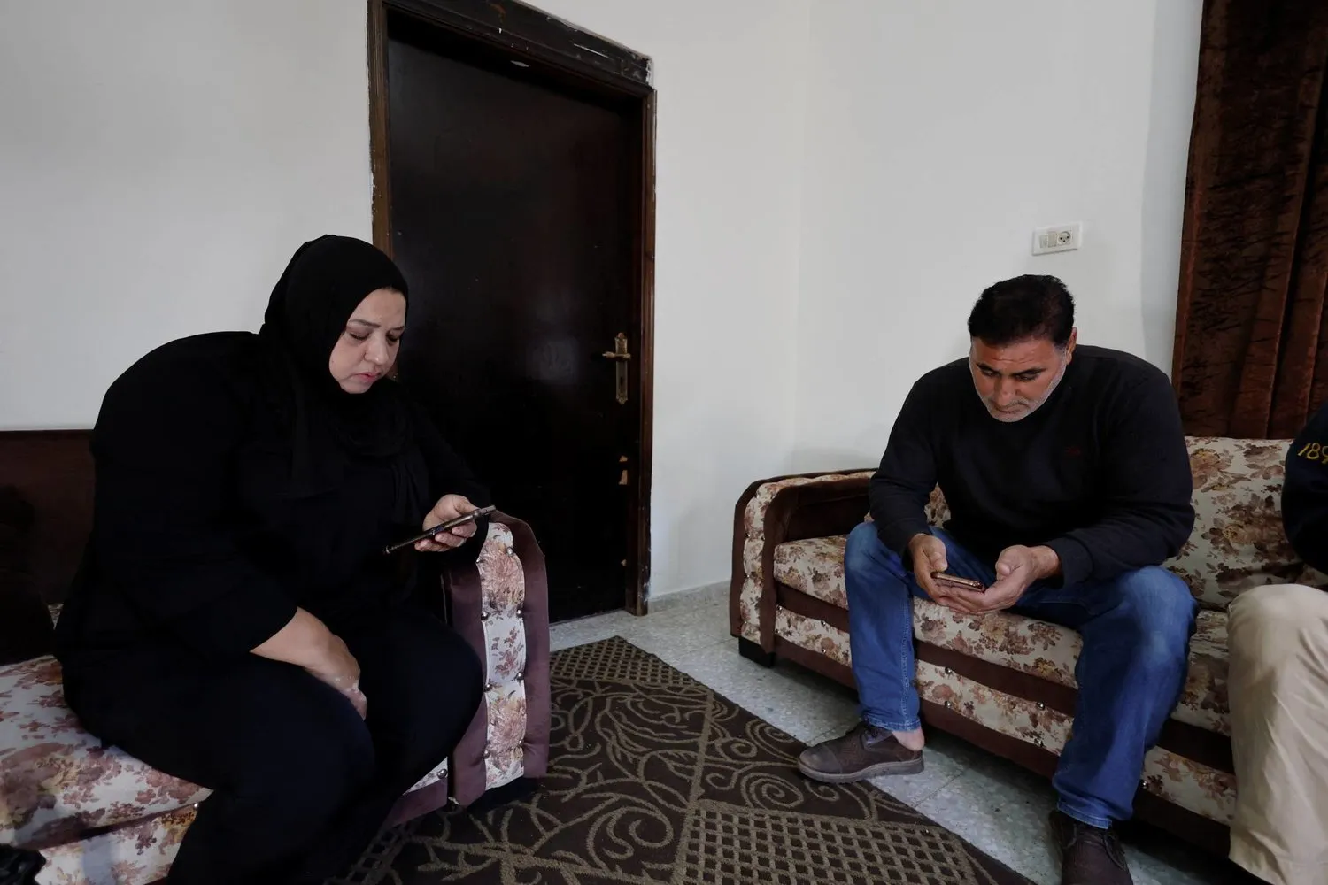 Filistinli aile çocuklarının İsrail hapishanesinden serbest bırakılmasını beklerken evlerinde haberleri izliyor. 24 Kasım 2023 (Reuters)