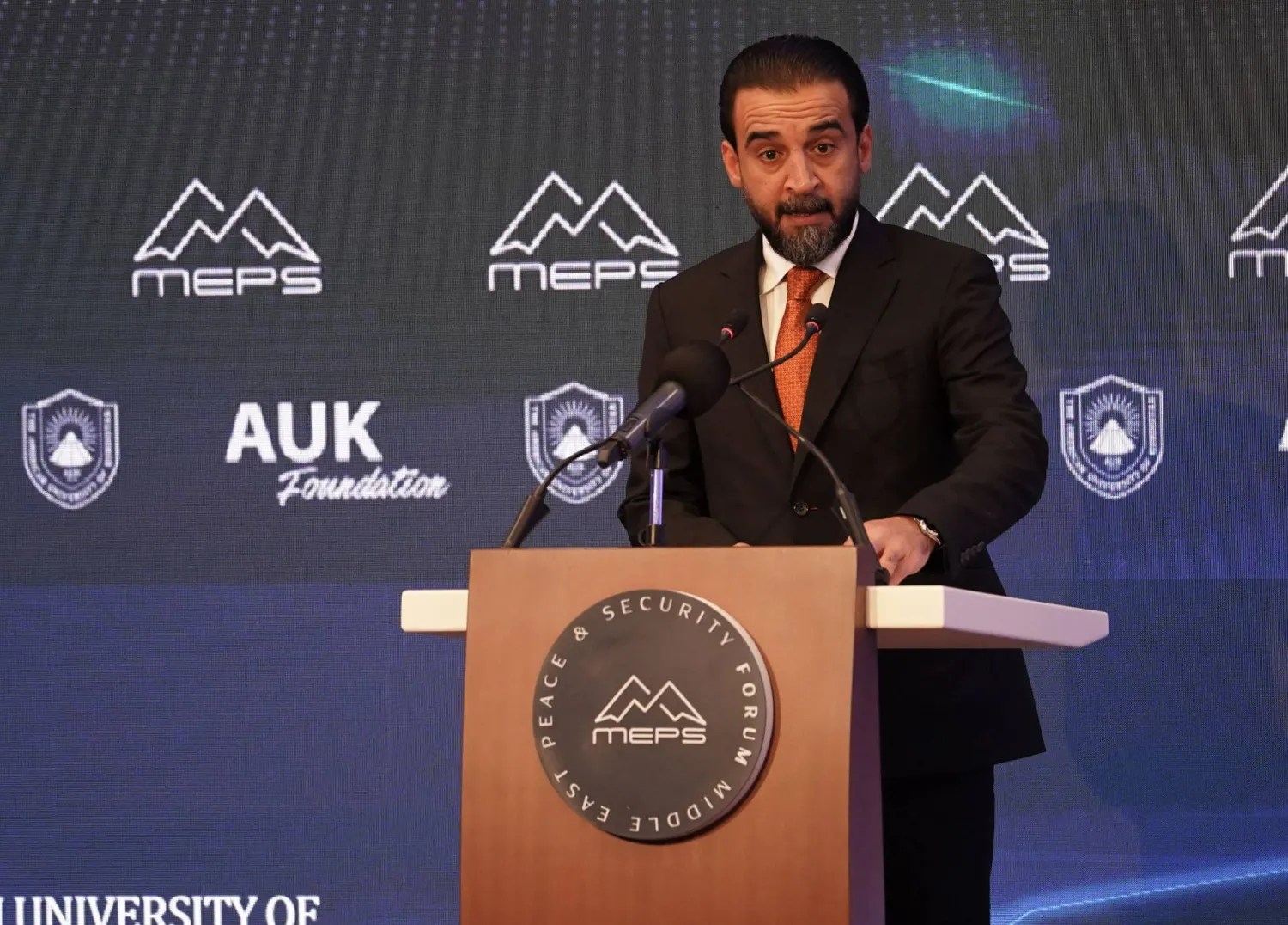 محمد الحلبوسي يلقي كلمة في منتدى السلام والأمن بالشرق الأوسط في مدينة دهوك، 17 نوفمبر 2022 (أ.ف.ب)