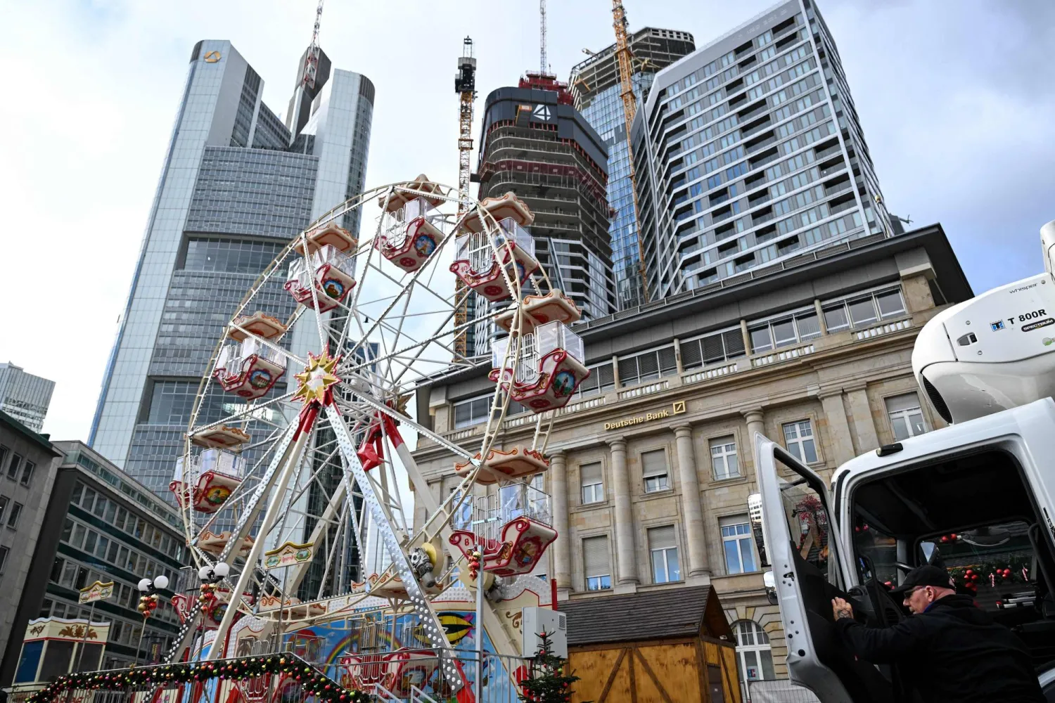 ألعاب في محيط البنك المركزي الأوروبي بمدينة فرنكفورت الألمانية استعداداً لأعياد رأس العام (أ.ف.ب)