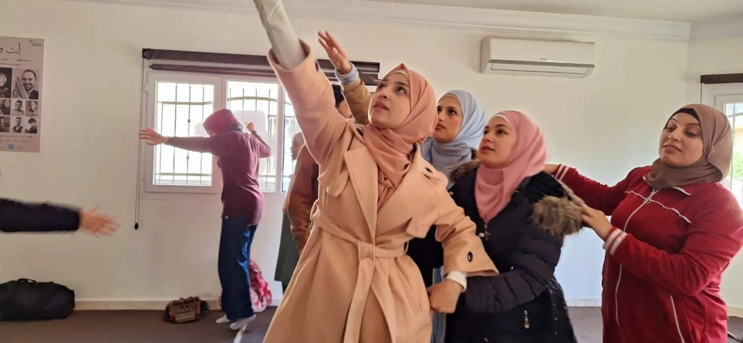 مشهد من مسرحية «موقف رقم 20» لـ«سيناريو» (صور الجمعية)