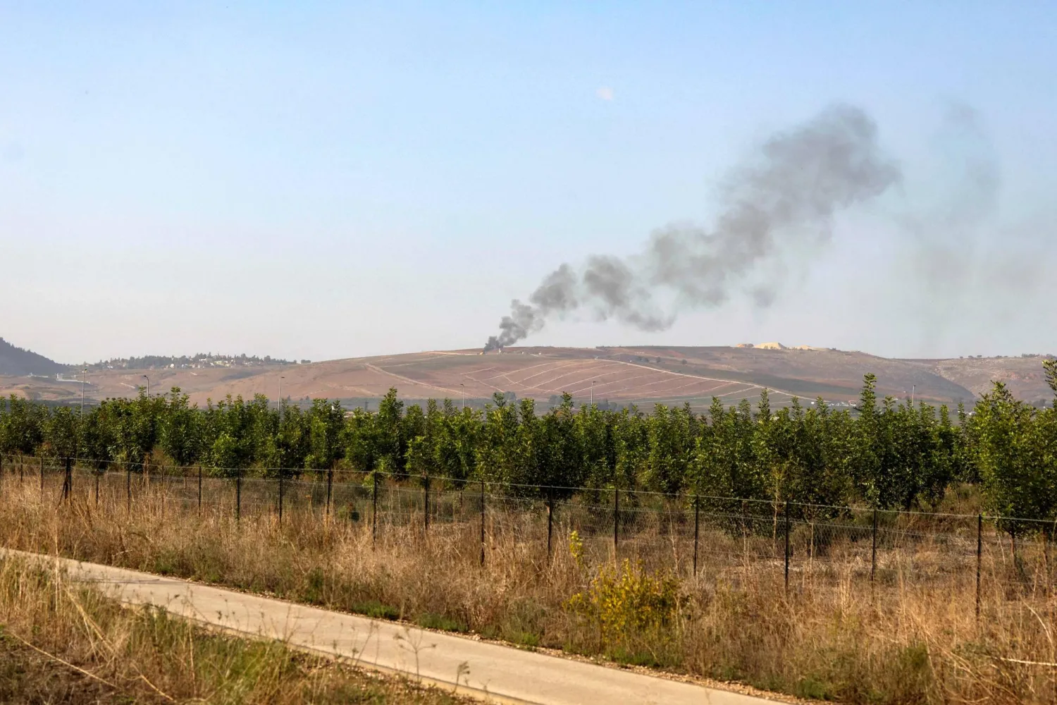 الدخان يتصاعد من موقع في سهل الخيام بجنوب لبنان في اليوم الأخير الذي سبق الهدنة (أ.ف.ب)