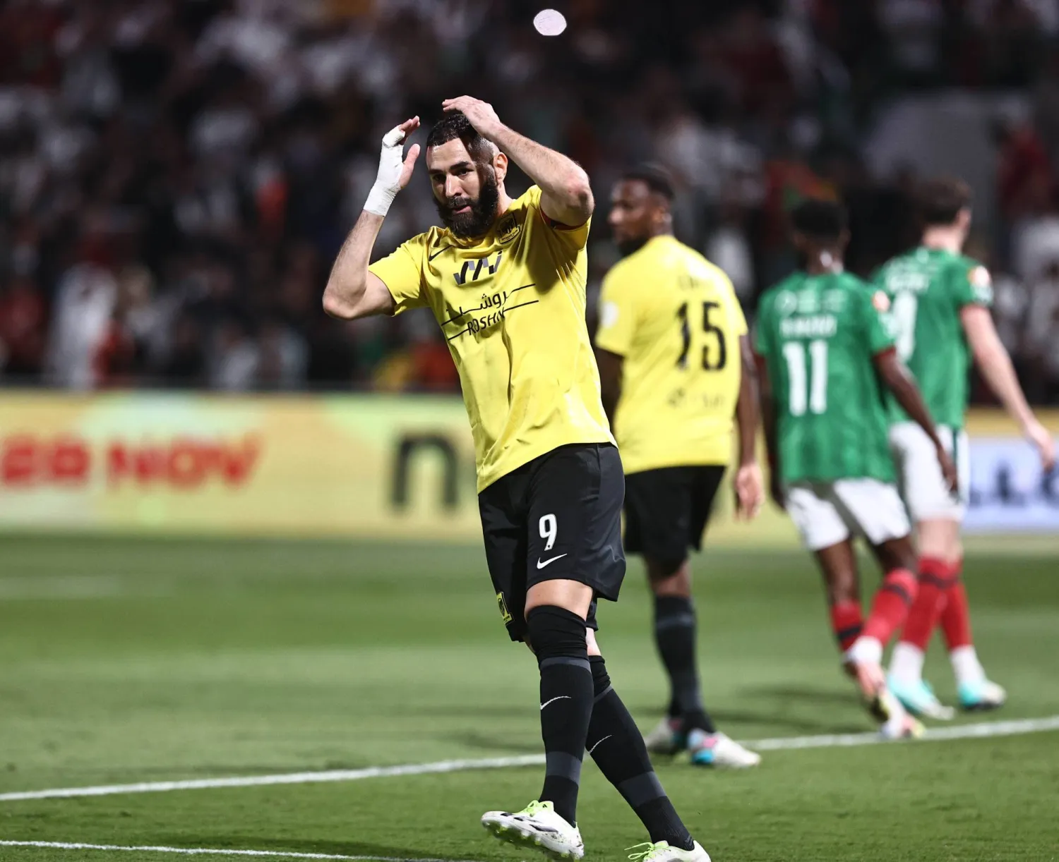 بنزيمة يتحسر على إحدى الفرص المهدرة (تصوير: عيسى الدبيسي)