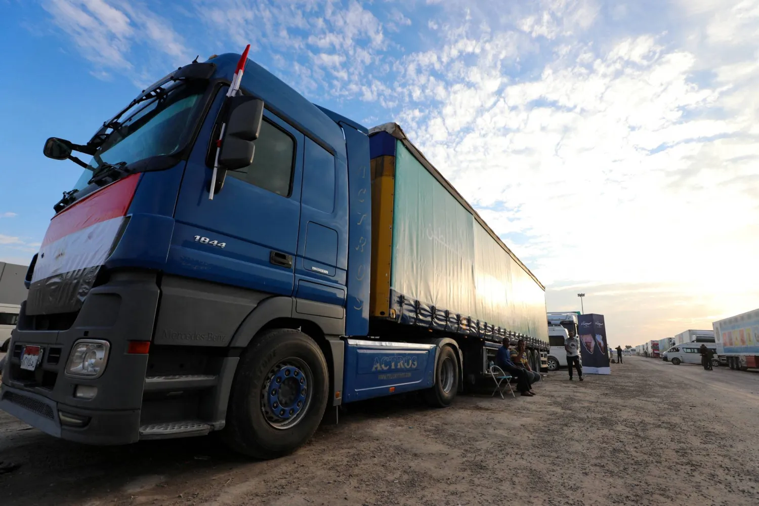 شاحنة تحمل مساعدات إنسانية للفلسطينيين عند معبر رفح الحدودي بين مصر وقطاع غزة (رويترز)