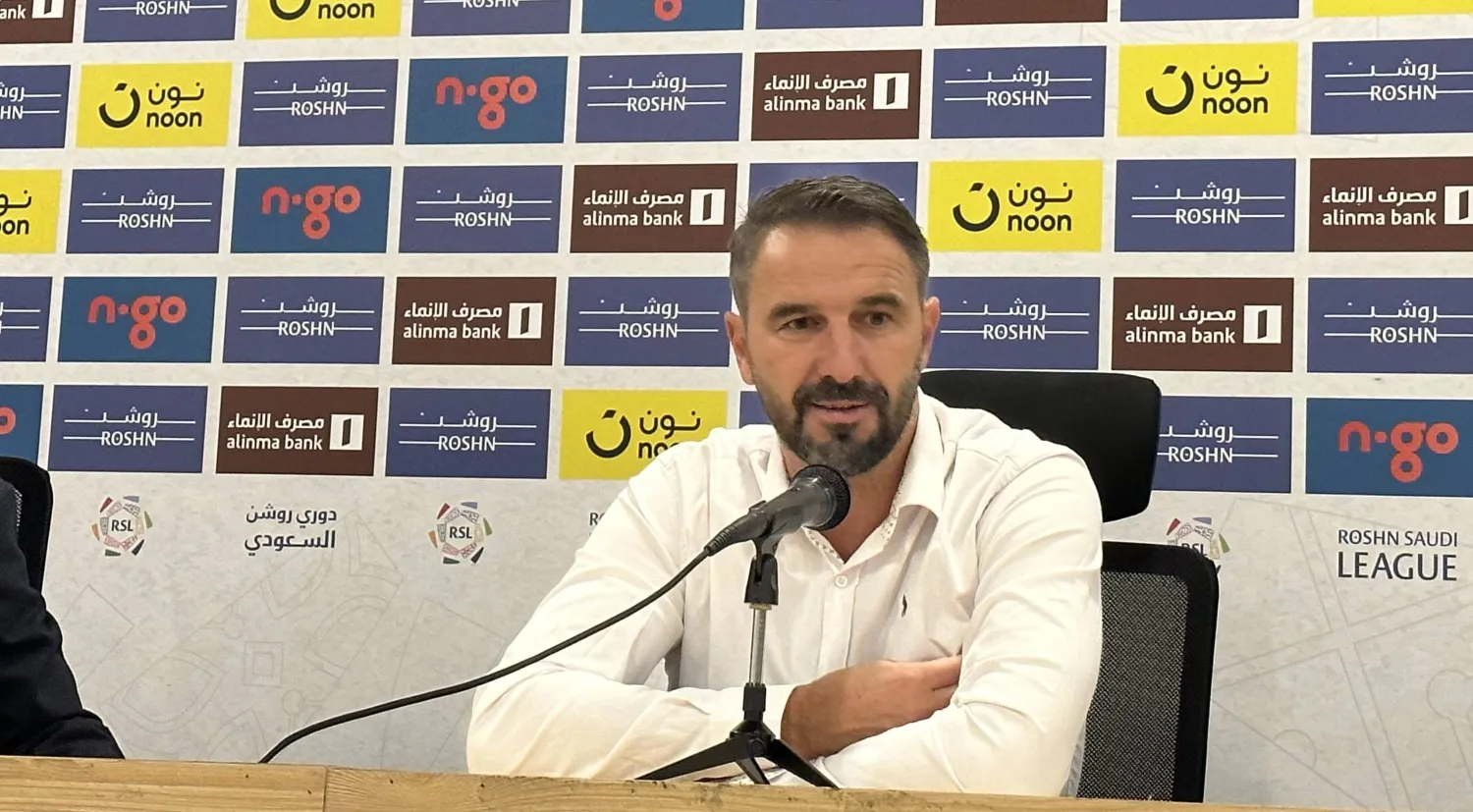 مدرب «الأخدود» في المؤتمر الصحافي (الشرق الأوسط)