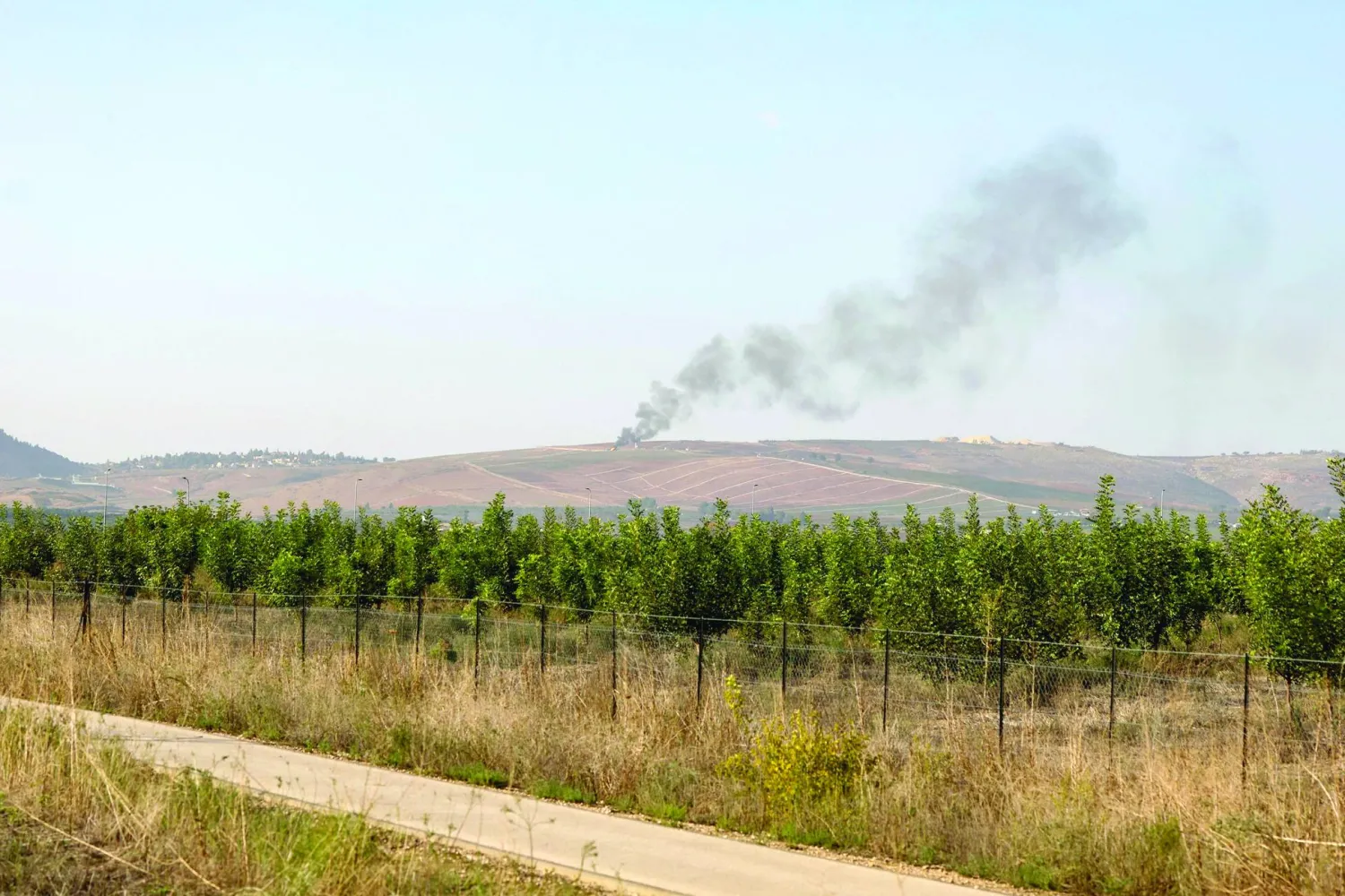 
الدخان يتصاعد من موقع في سهل الخيام بجنوب لبنان في اليوم الأخير الذي سبق الهدنة (أ.ف.ب)