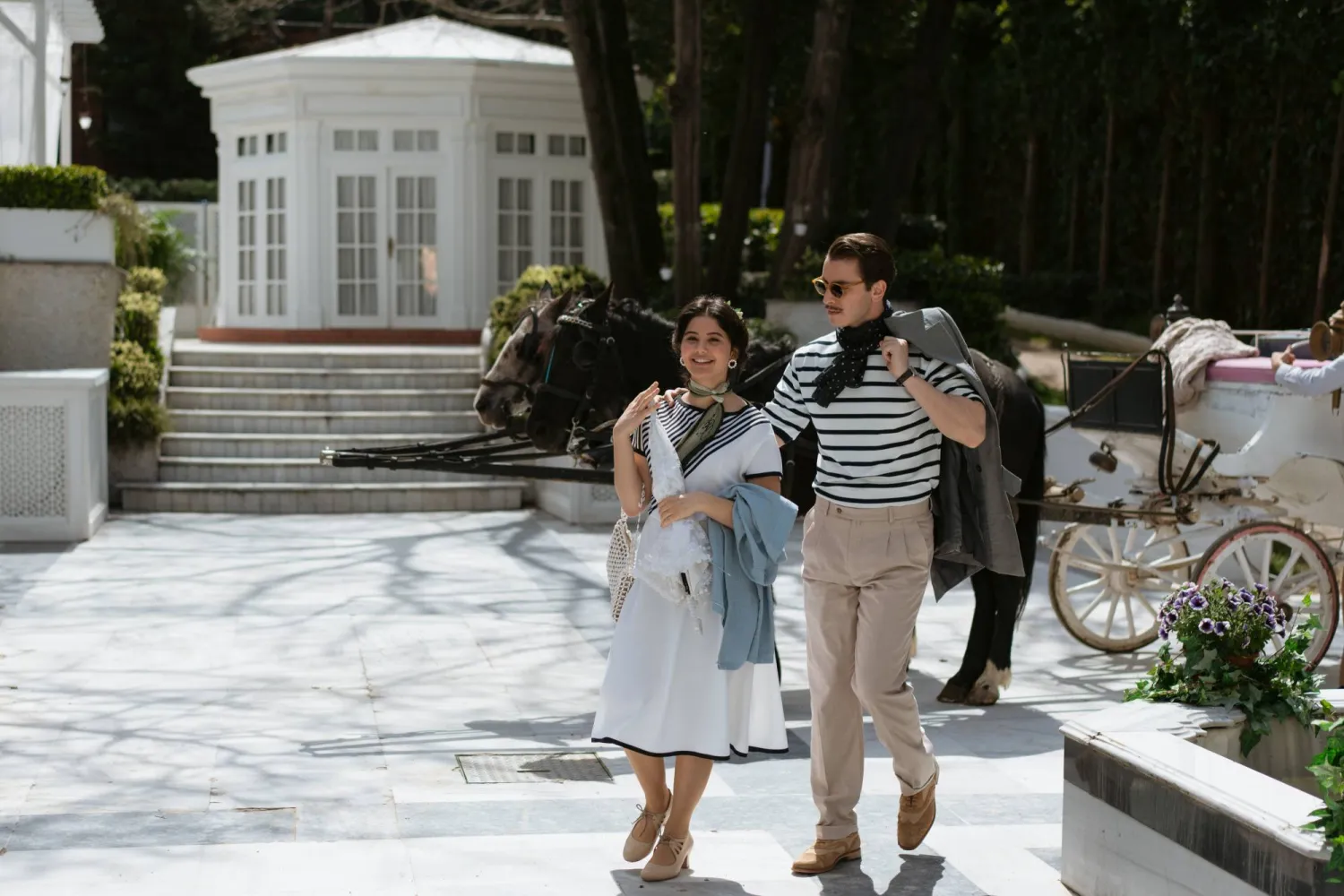 لقطة من فيلم «بيهتار» تجمع الفنان التركي بوران كوزوم مع الفنانة التركية هيلين كانديمير (برايم فيديو)