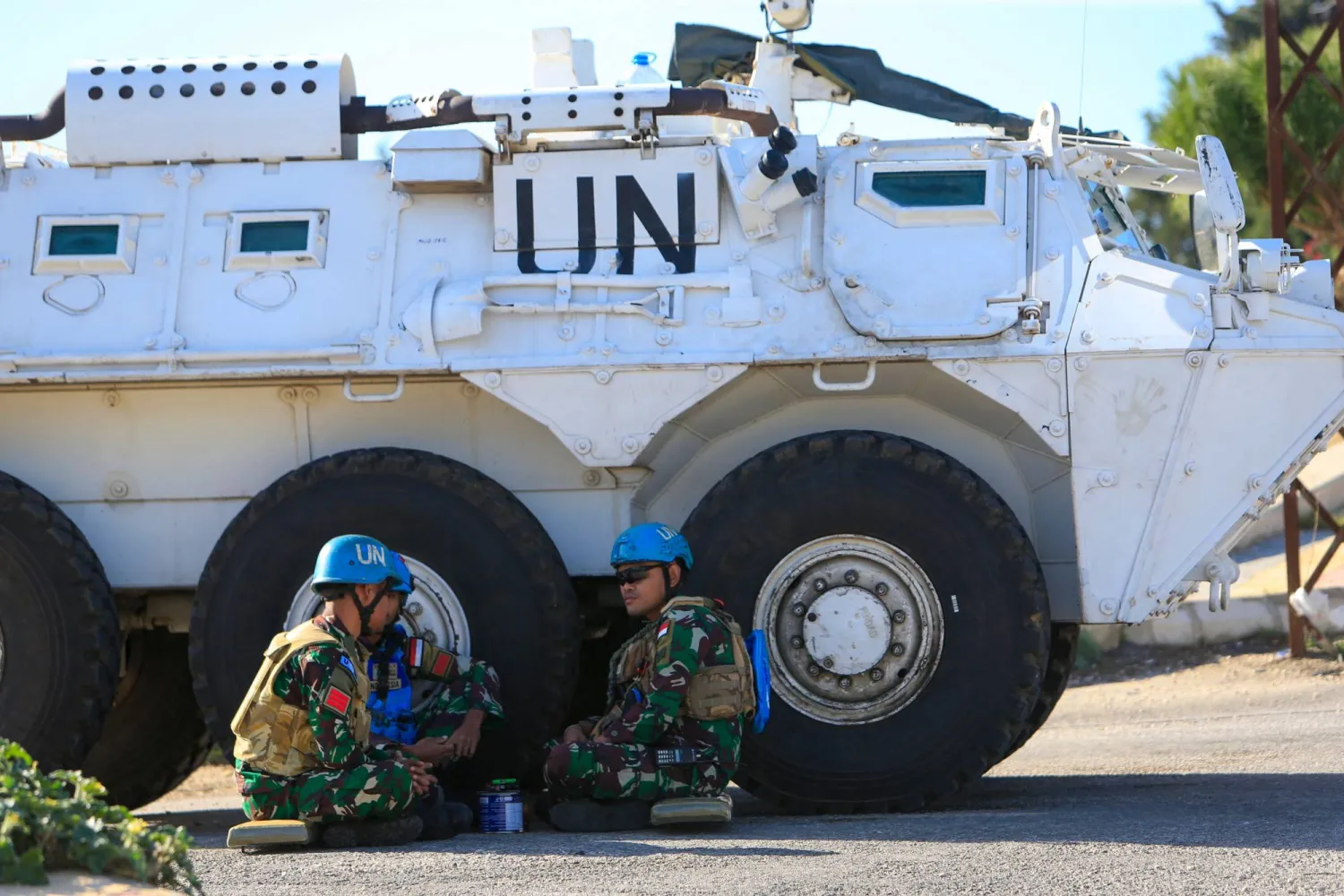 جنود من اليونيفيل بجانب مدرعة في جنوب لبنان (أ.ف.ب)