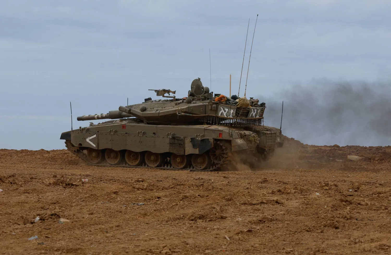 دبابة إسرائيلية بالقرب من قطاع غزة (رويترز)