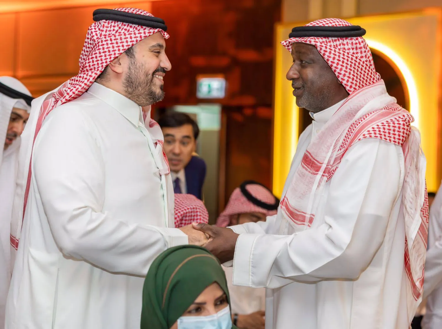 الأمير فهد بن جلوي في حديث مع أسطورة الكرة السعودية ماجد عبد الله (الشرق الأوسط)