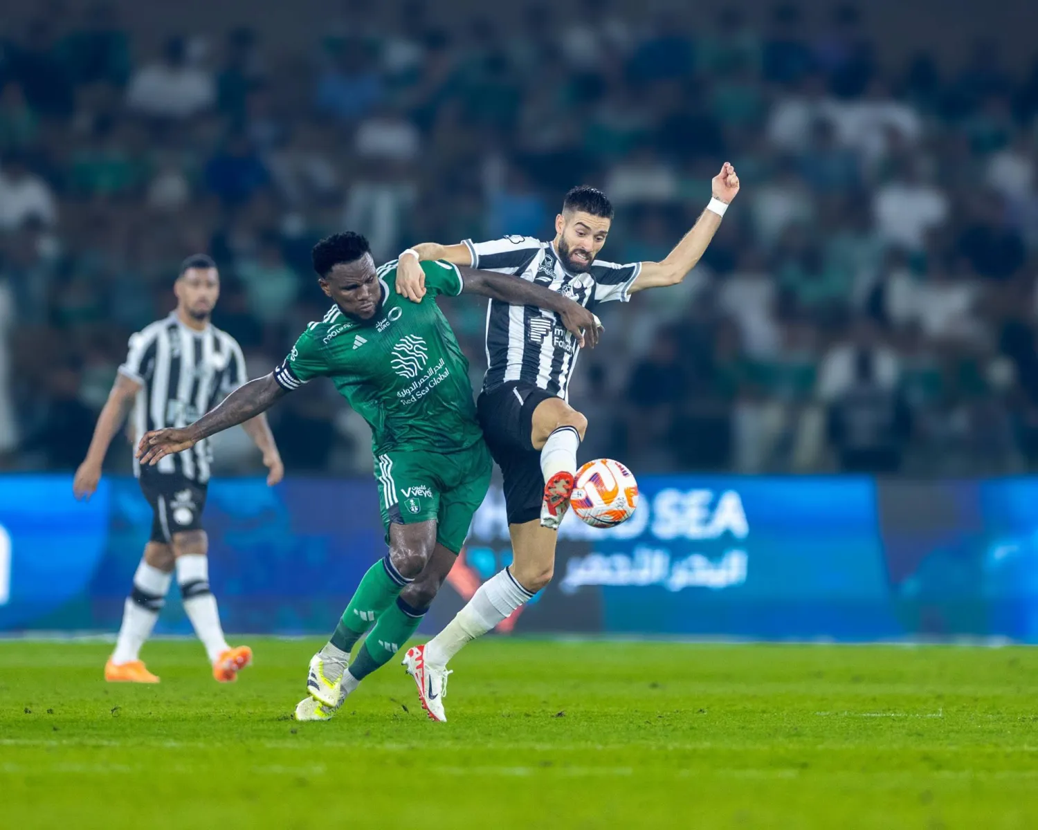 كيسي من الأهلي وكاراسكو من الشباب في صراع على الكرة (نادي الشباب)