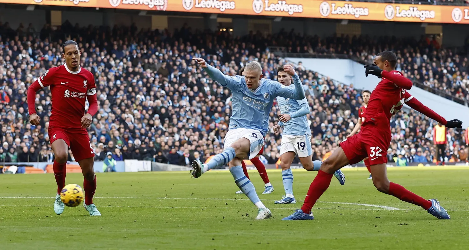 هالاند يهز شباك ليفربول ويحقق رقم قياسي اخر في الدوري الانجليزي (رويترز)