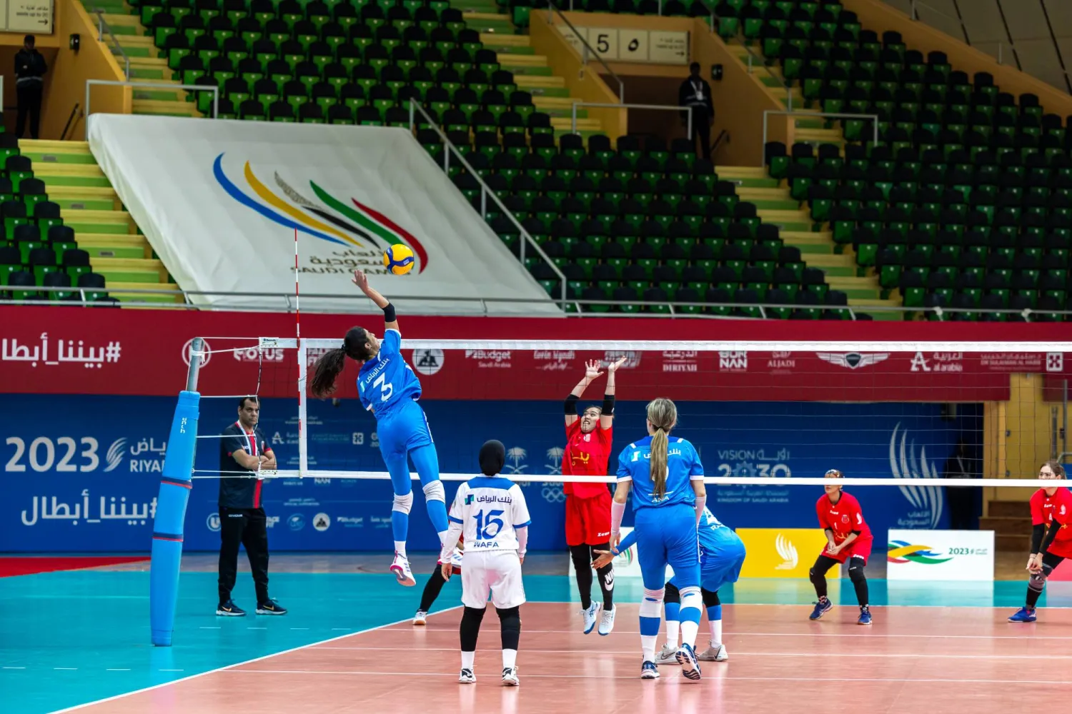 من مباراة الهلال والرياض في منافسات الكرة الطائرة للسيدات (الشرق الأوسط)