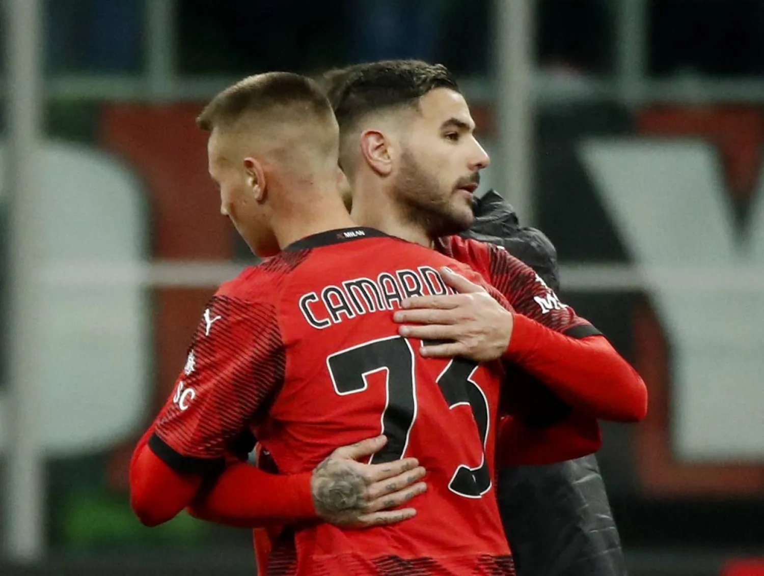 كماردا يهنئ هيرنانديز بعد تسجيله هدف الفوز (رويترز)