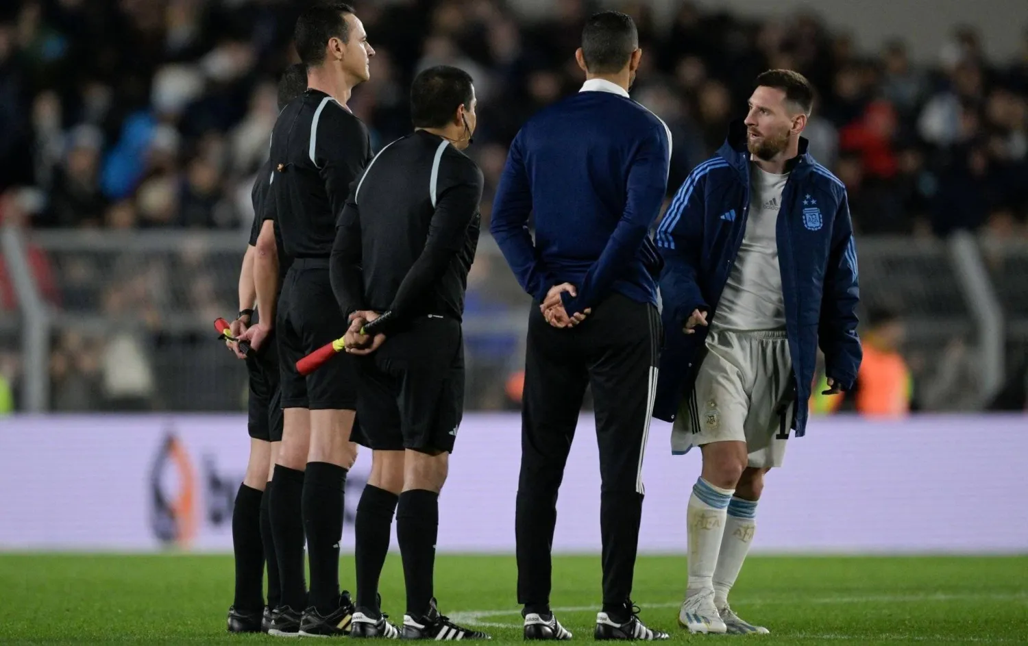 ميسي في جدال مع الحكم ويلمار بعد إحدى المباريات (الشرق الأوسط)