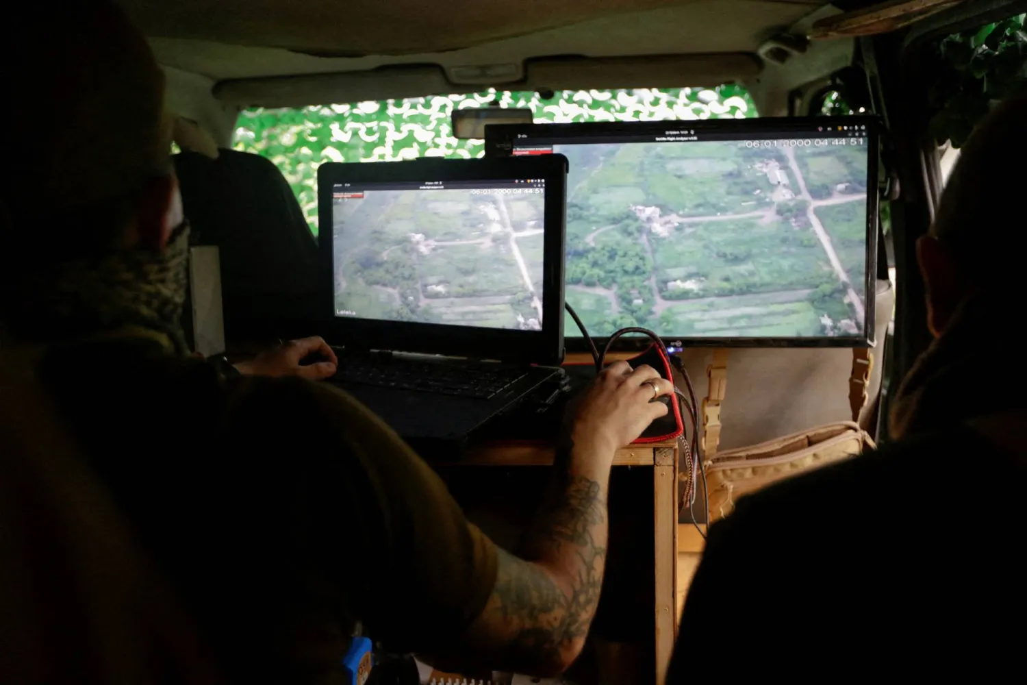 جندي أوكراني يقوم بتشغيل طائرة استطلاع مُسيَّرة فوق ضواحي مدينة باخموت الأوكرانية بالقرب من منطقة دونيتسك على خط المواجهة بين روسيا وأوكرانيا في 25 مايو 2023 (رويترز)