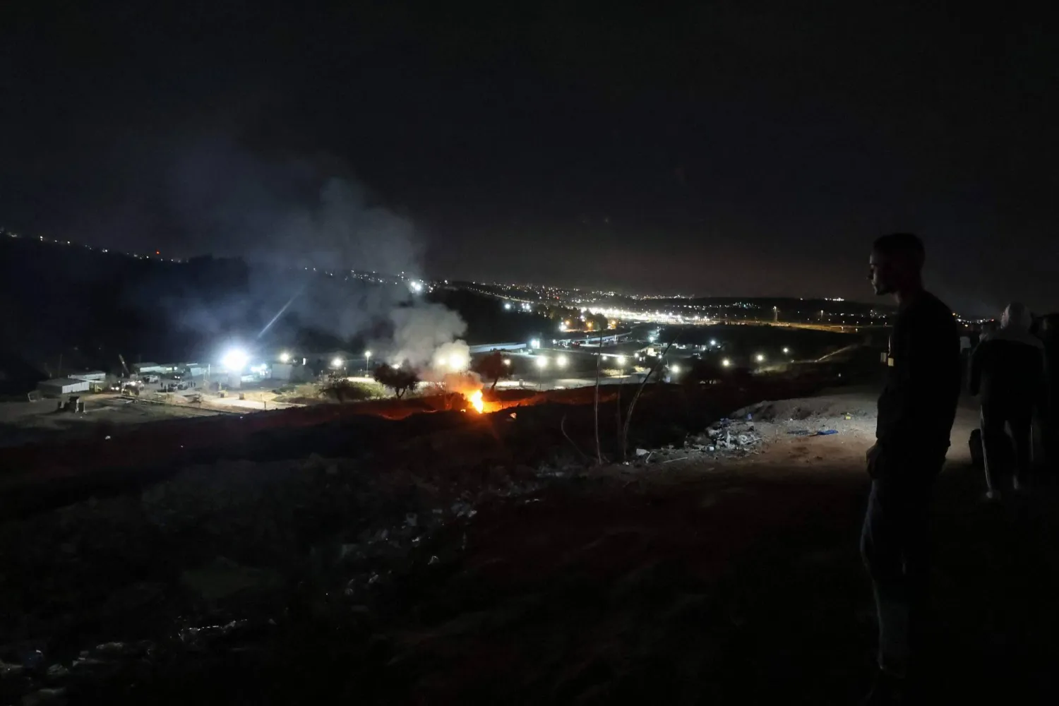 الدخان يتصاعد خلال اشتباكات بين الفلسطينيين وقوات الأمن الإسرائيلية في الضفة الغربية (أ.ف.ب)