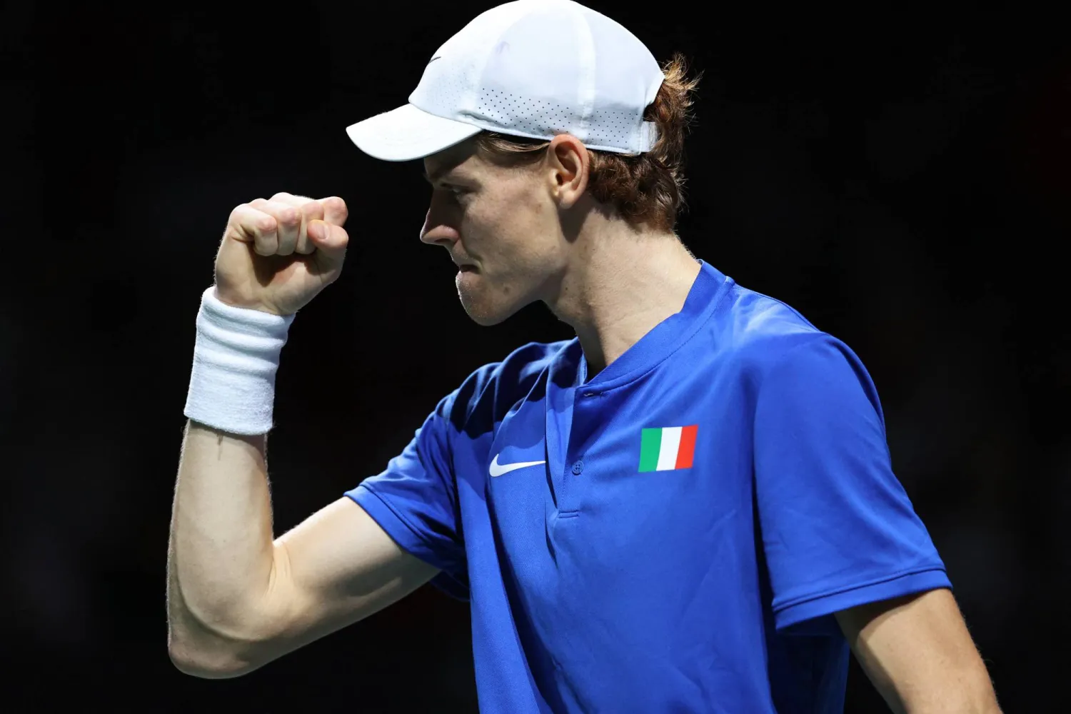 سينر قاد إيطاليا إلى نهائي كأس ديفيز للتنس لأول مرة منذ 1998 (رويترز)