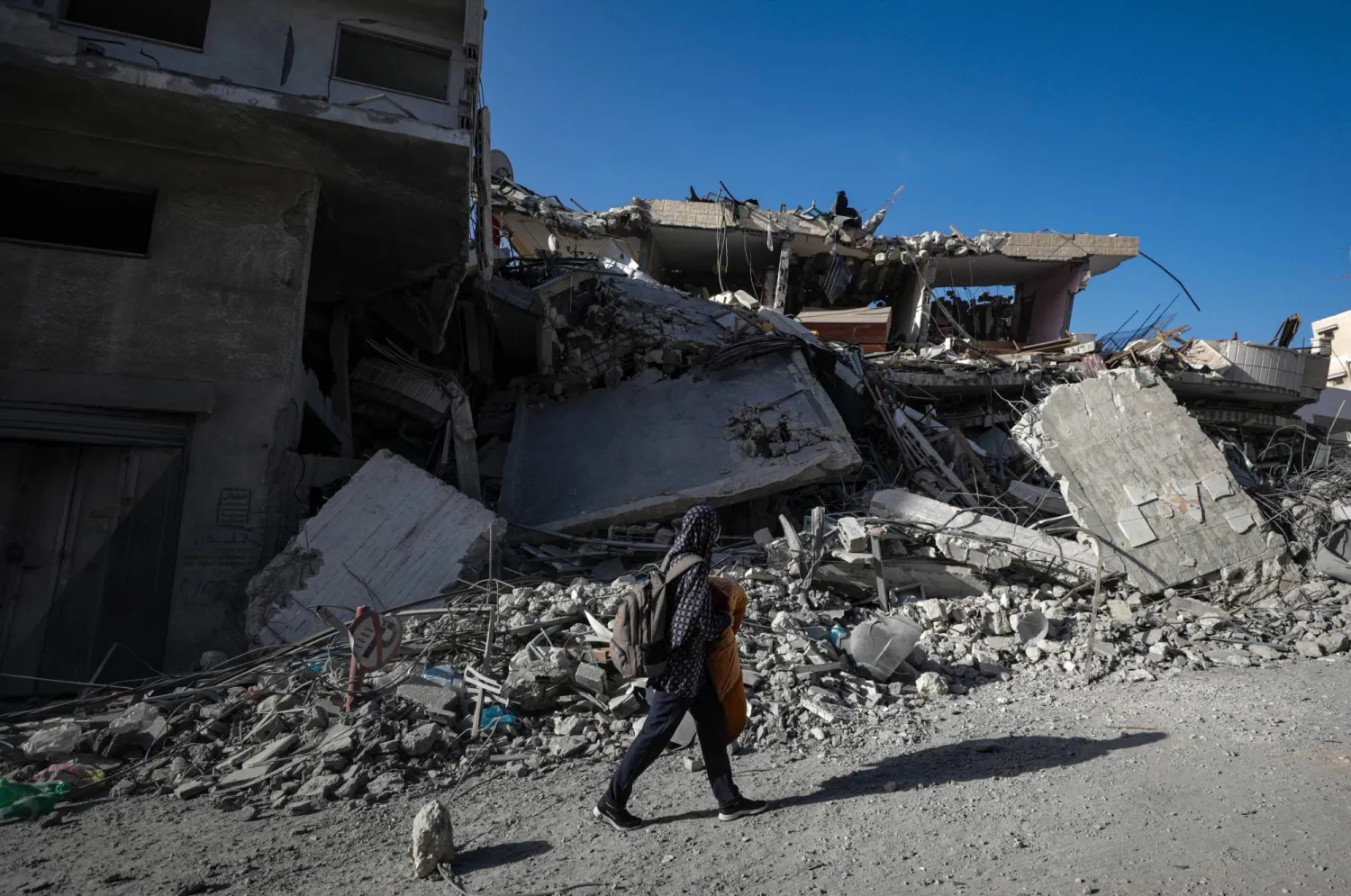 سكان يفرون من مخيم الشاطئ للاجئين في قطاع غزة (إ.ب.أ)