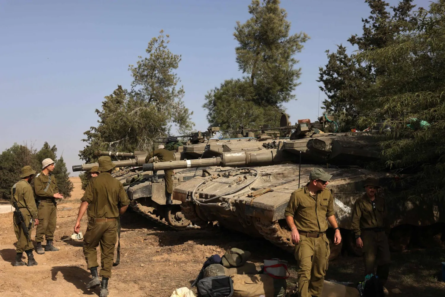 جنود ودبابات إسرائيلية بالقرب من الحدود مع قطاع غزة (أ.ف.ب)