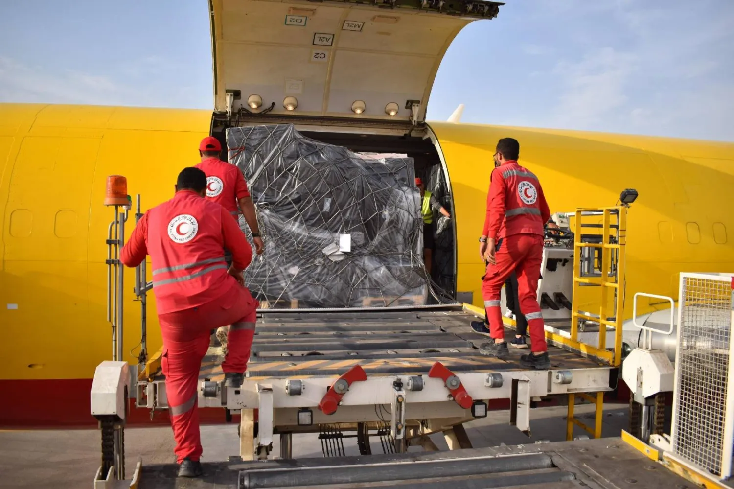 إفراغ شحنة طائرة مساعدات دولية إلى قطاع غزة بمطار العريش (الهلال الأحمر المصري)