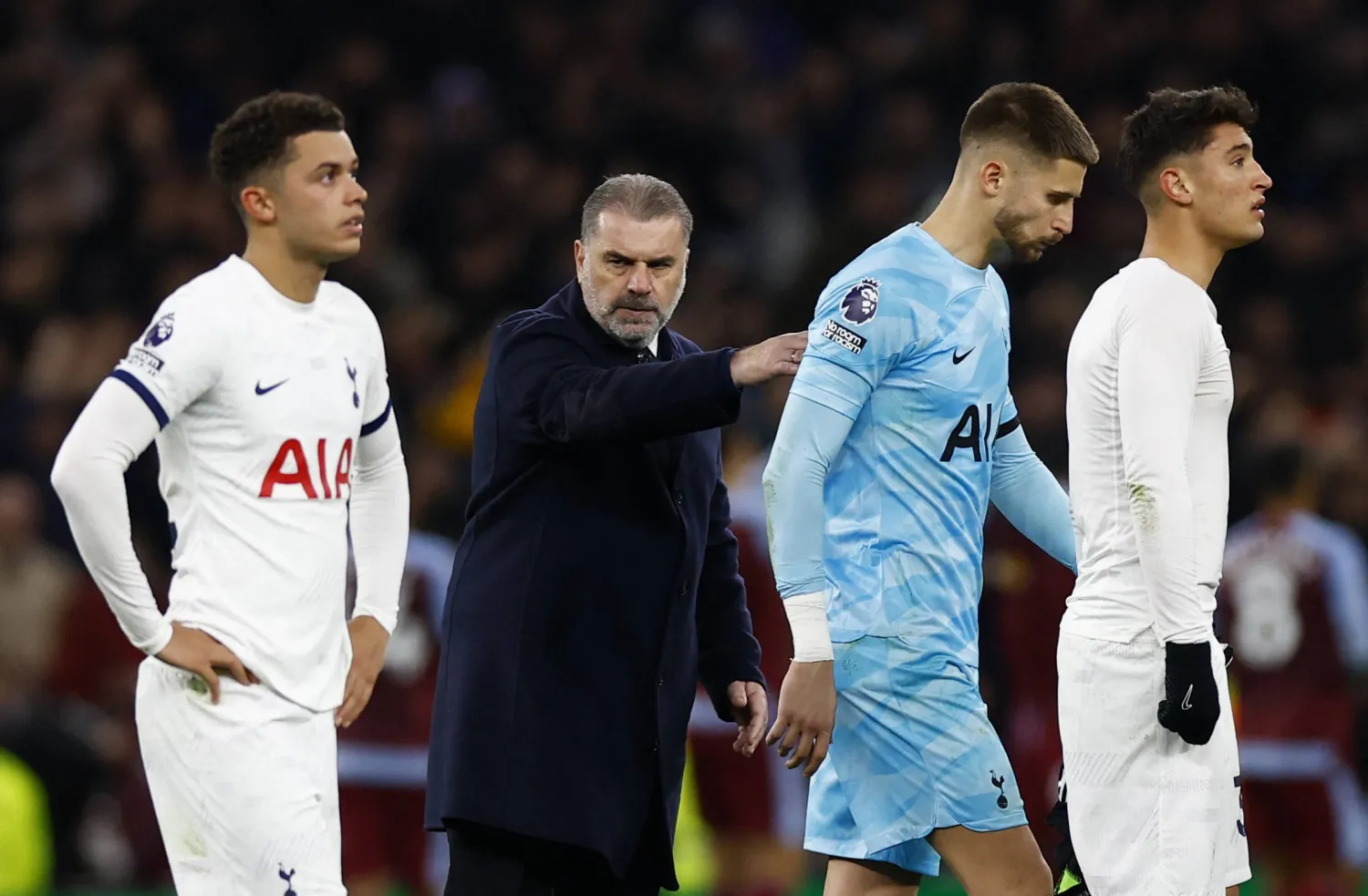 حسرة اللاعبين وأنجي بوستيكوغلو مدرب توتنهام عقب الخسارة أمام أستون فيلا في الدوري الإنجليزي (رويترز)