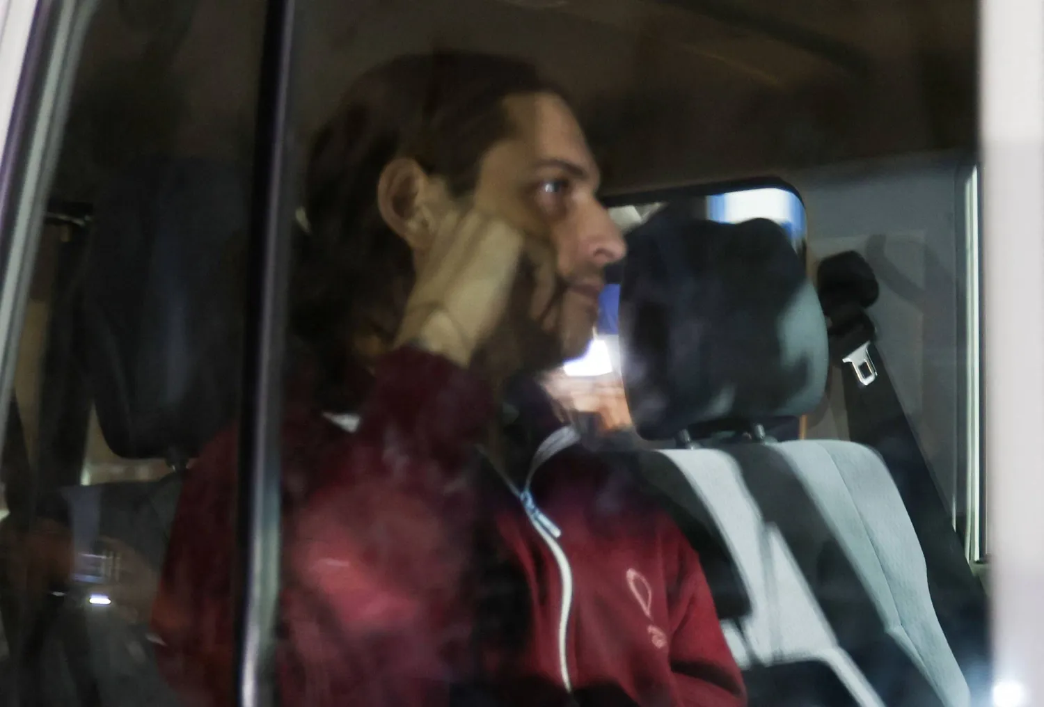 الأسير الإسرائيلي المفرج عنه روني كريفوي ينتظر لحظة لقائه أهله (رويترز)