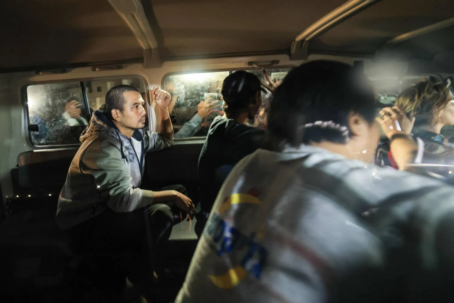 أسرى مفرج عنهم من قبل حركة «حماس» يترقبون اللحظات الأخيرة قبل تحريرهم اليوم (أ.ف.ب)