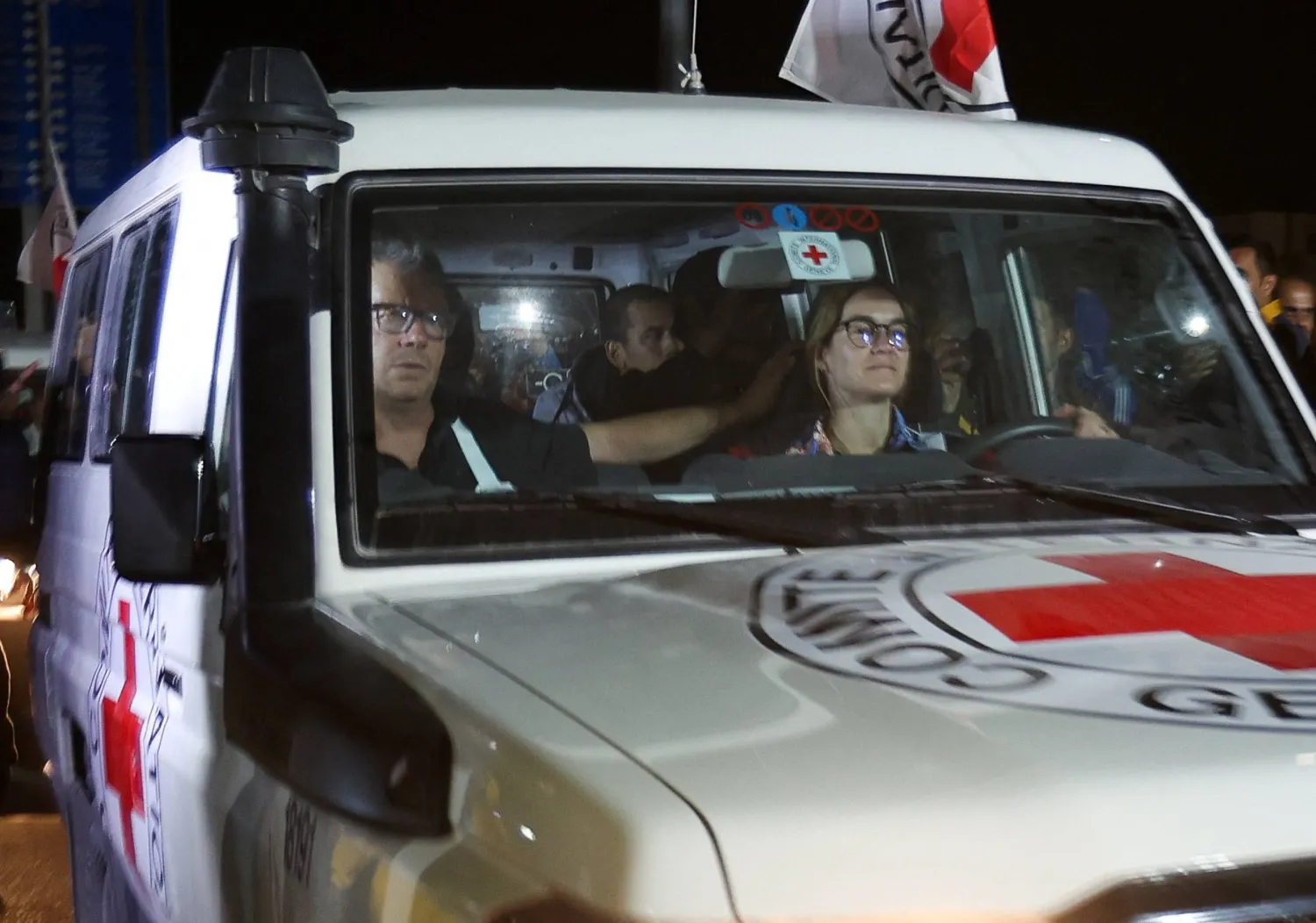 حافلة تنقل موظفي الصليب الأحمر والأسرى المفرج عنهم من قبل حركة «حماس» (رويترز)