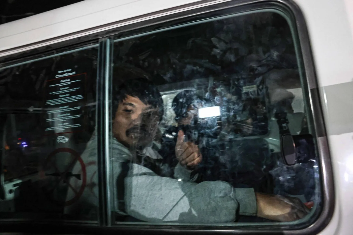 أسير مفرج عنه من قبل حركة «حماس»... (أ.ف.ب)