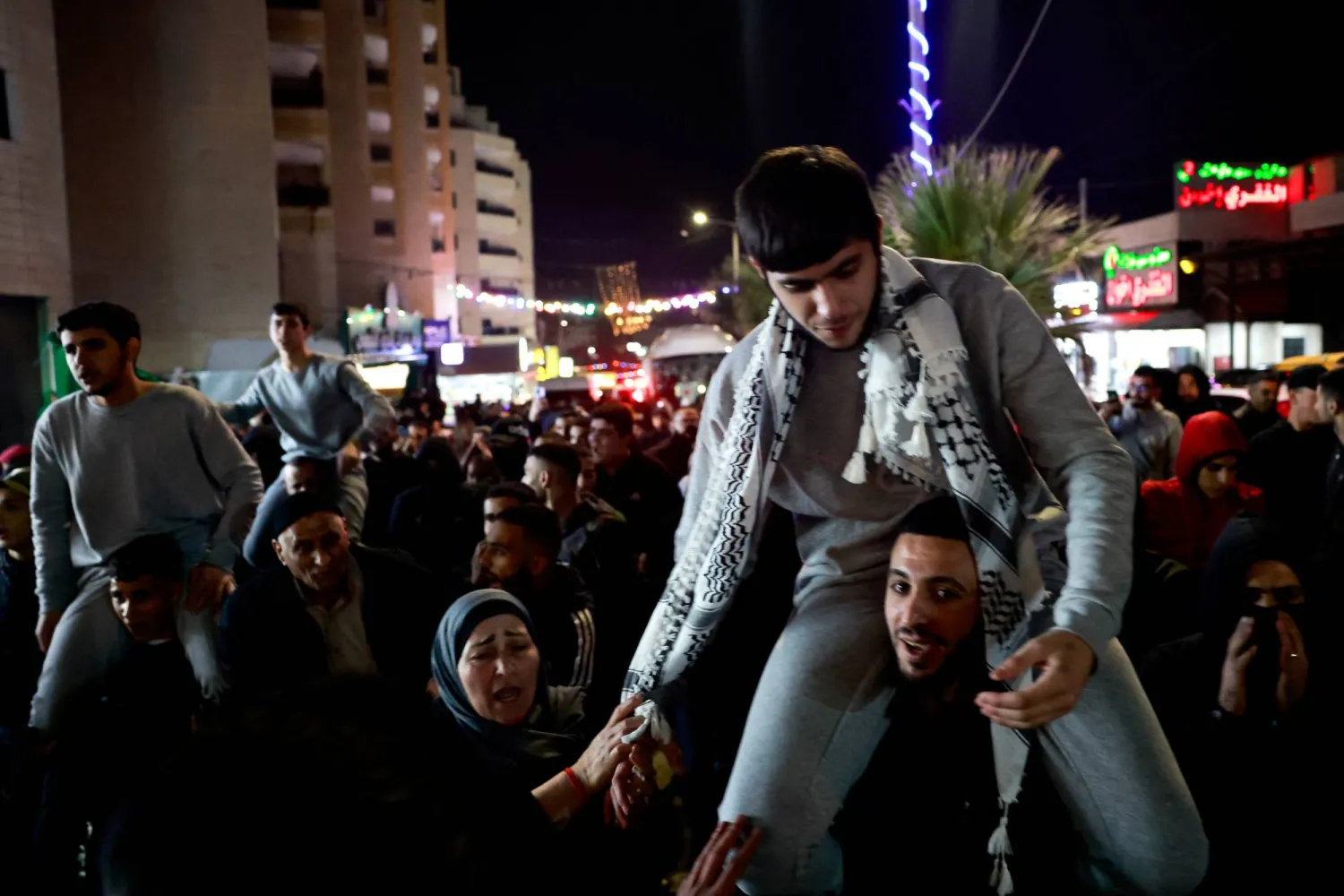 أسرى فلسطينيون بعد مغادرتهم سجن عوفر الإسرائيلي في إطار صفقة التبادل (رويترز)